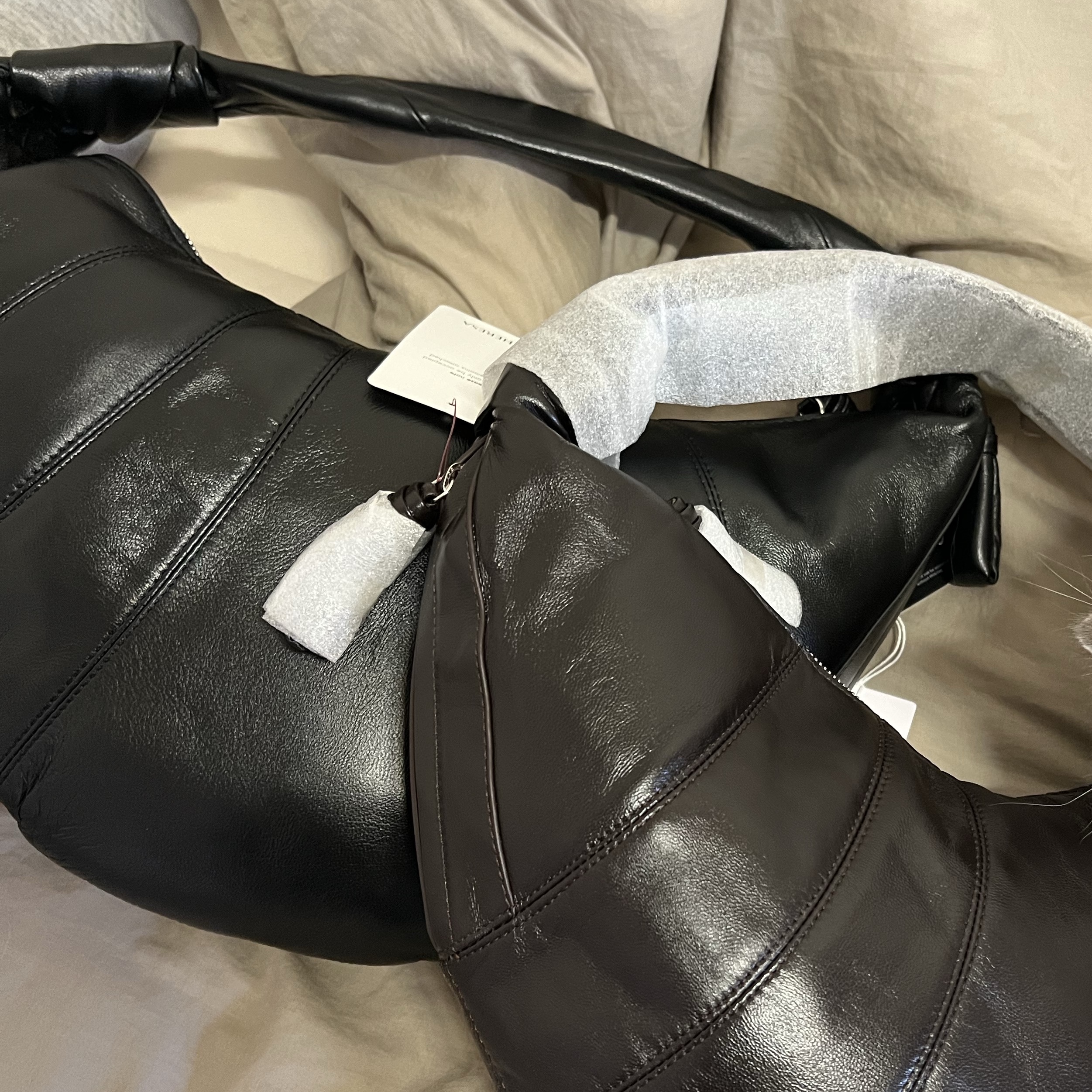 Lemaire Fortune Croissant Bag Soft Nappa Leather Black 착용 스타일