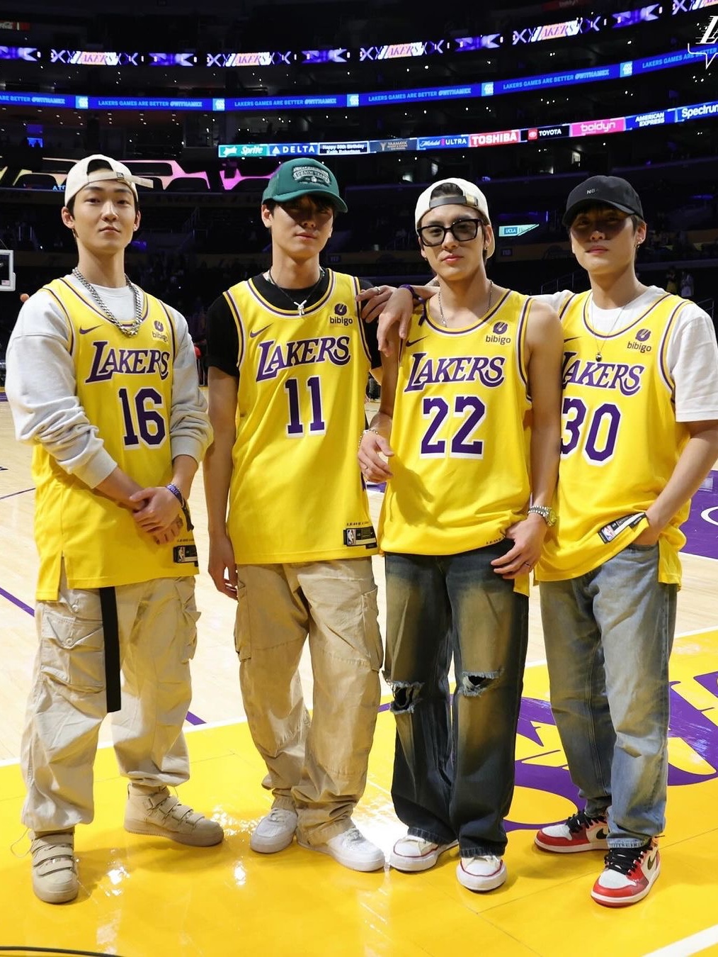Nike LeBron James LA Lakers Icon Edition Jersey Amarillo, Nike x Drake Nocta Air Force 1 Low SP Certified Lover Boy White 착용 스타일 - 2