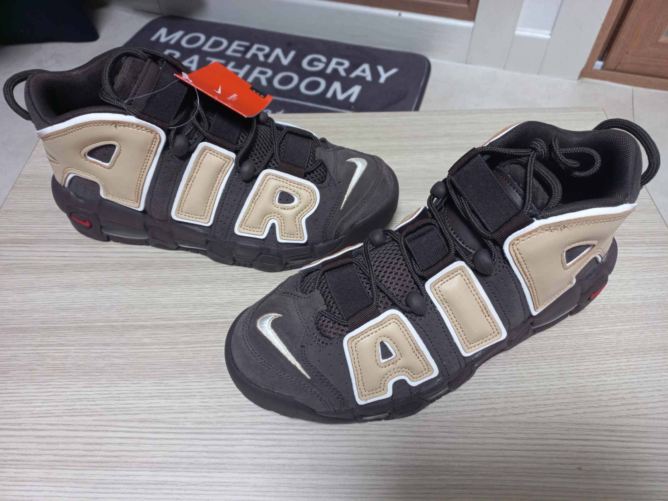Nike Air More Uptempo 96 Baroque Brown Sesame 착용 스타일
