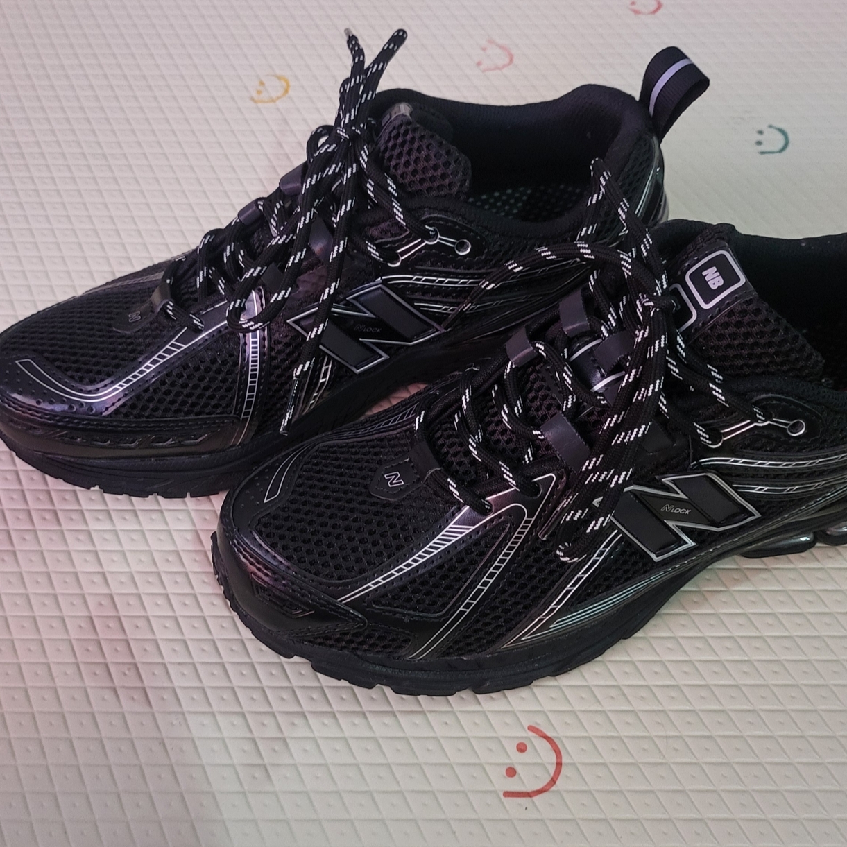 New Balance 1906R Black Silver Metallic 착용 스타일 - 2