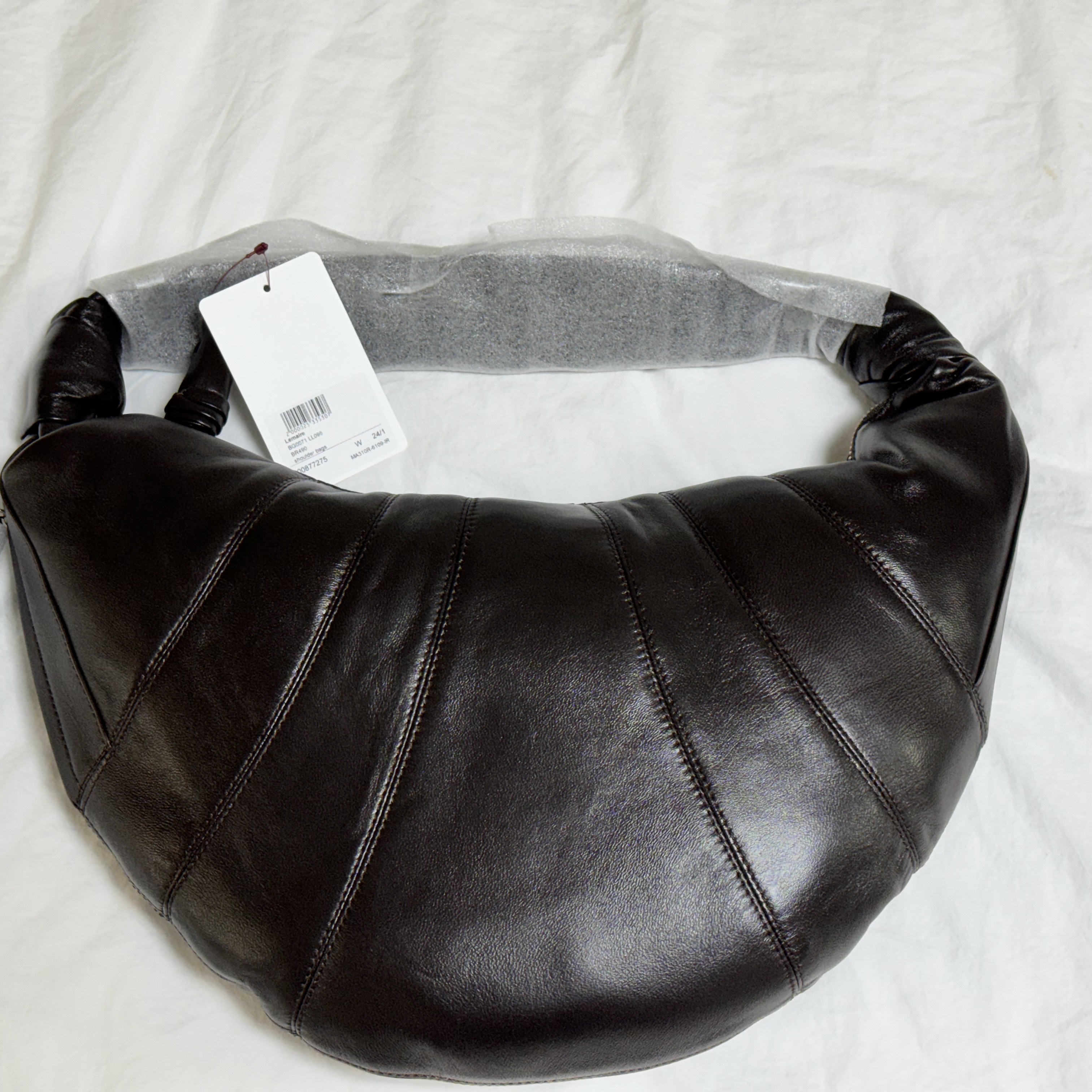 Lemaire Large Croissant Bag Soft Nappa Leather Dark Chocolate 착용 스타일 - 2
