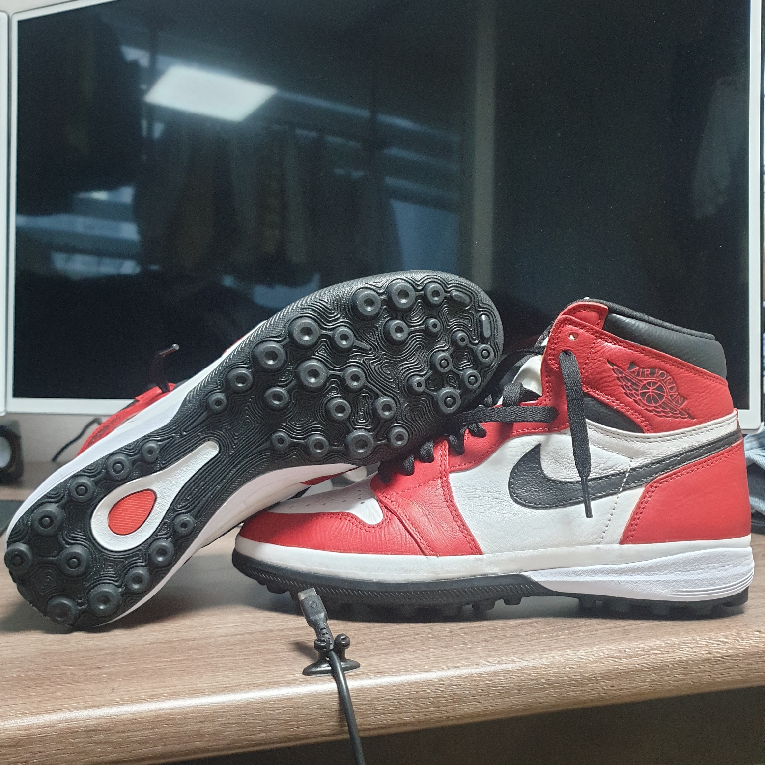 Jordan 1 Retro High OG Light Fusion Red 착용 스타일 - 2
