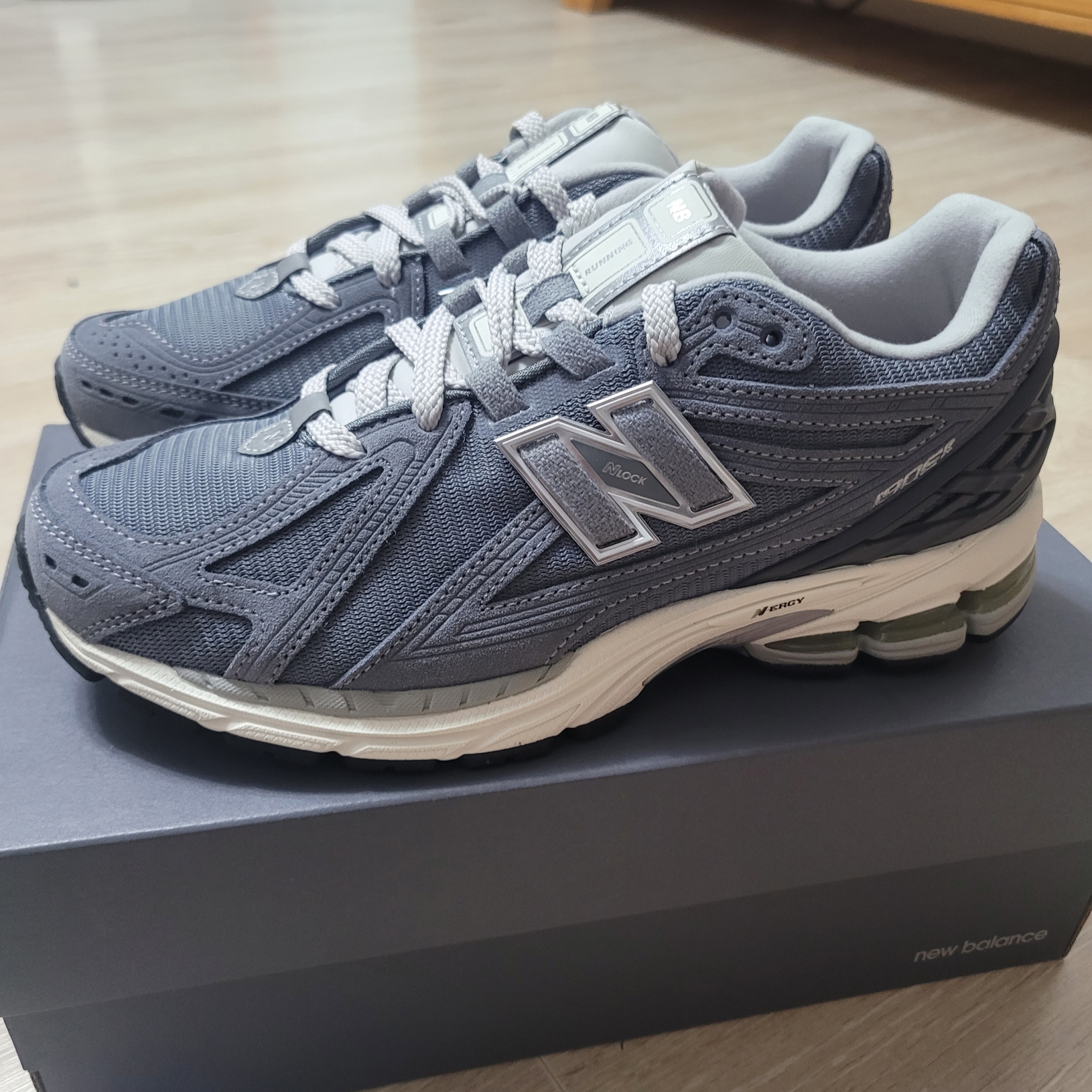 New Balance 1906R Titanium Grey Matter 착용 스타일 - 1