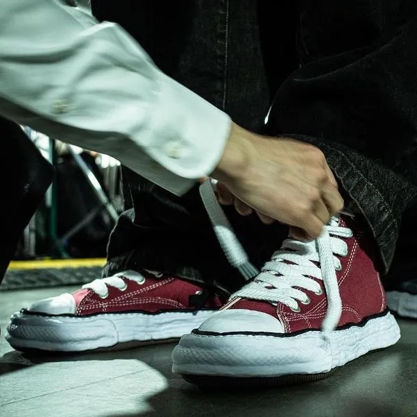 Maison Mihara Yasuhiro Peterson OG DE Sole Canvas Low-top Sneakers Red, Maison Mihara Yasuhiro Peterson OG Sole Canvas Low-top Sneakers Natural 착용 스타일 - 4