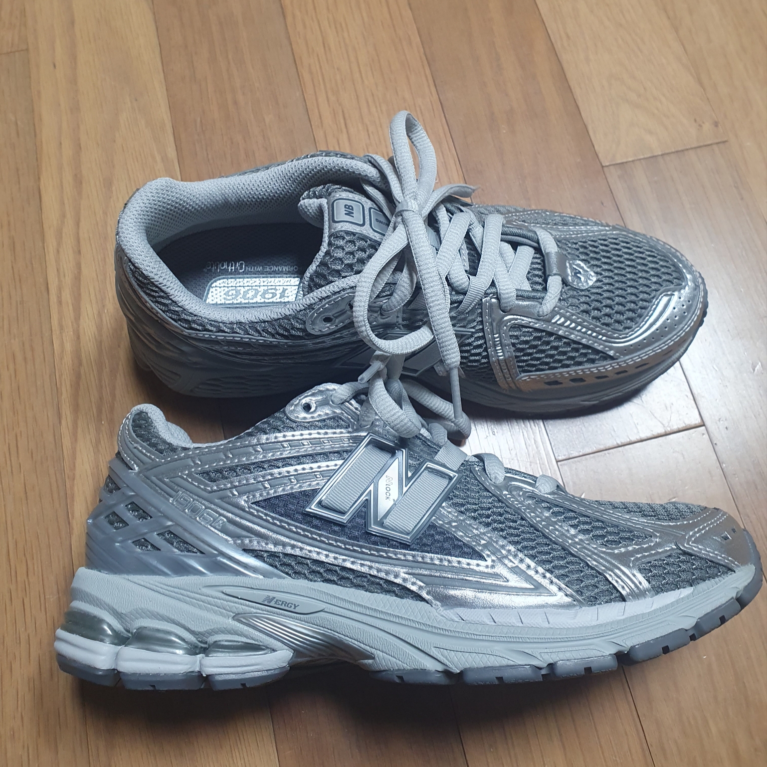 New Balance 1906R Harbor Grey Silver Metalic 착용 스타일 - 1