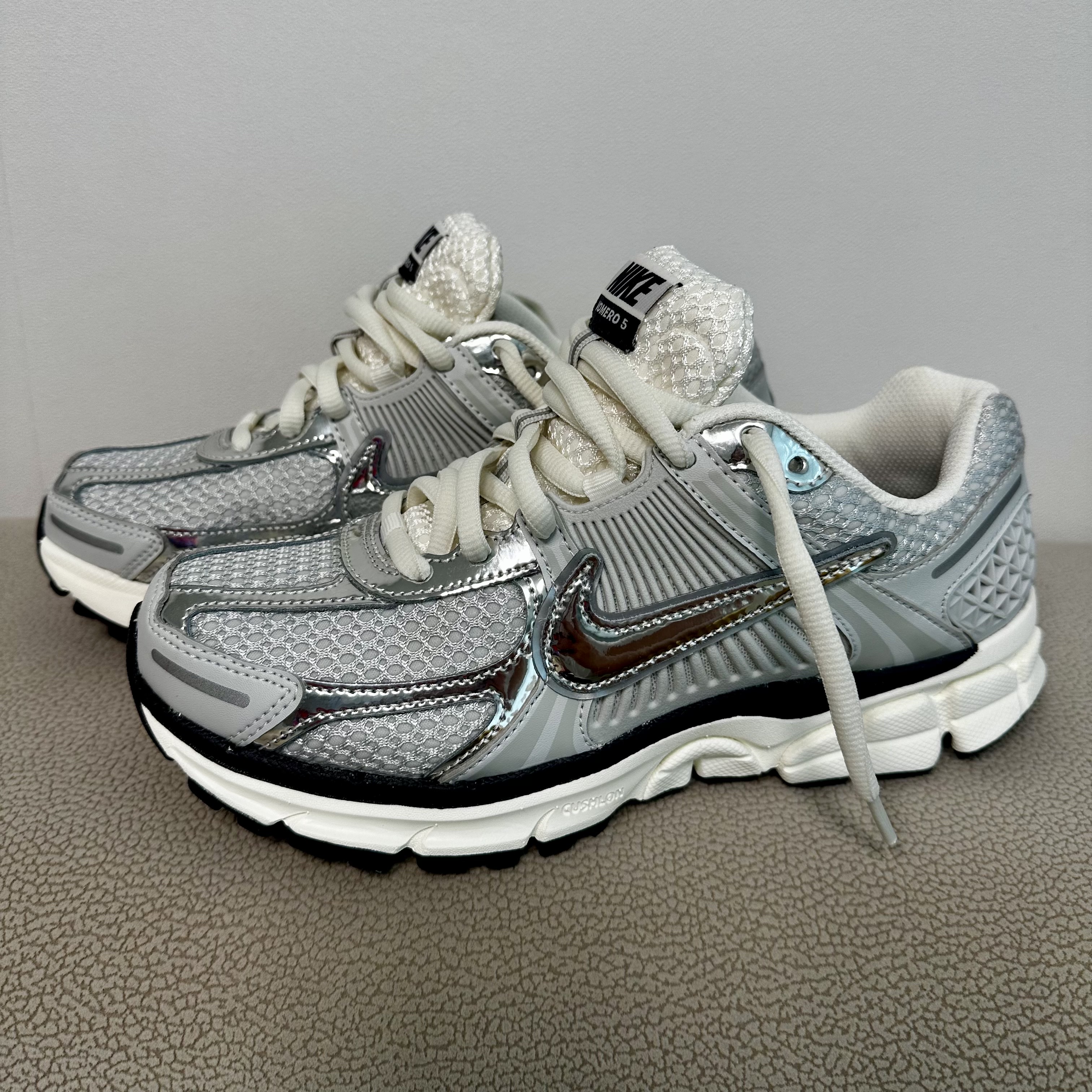 (W) Nike Zoom Vomero 5 Photon Dust and Metallic Silver 착용 스타일 - 1