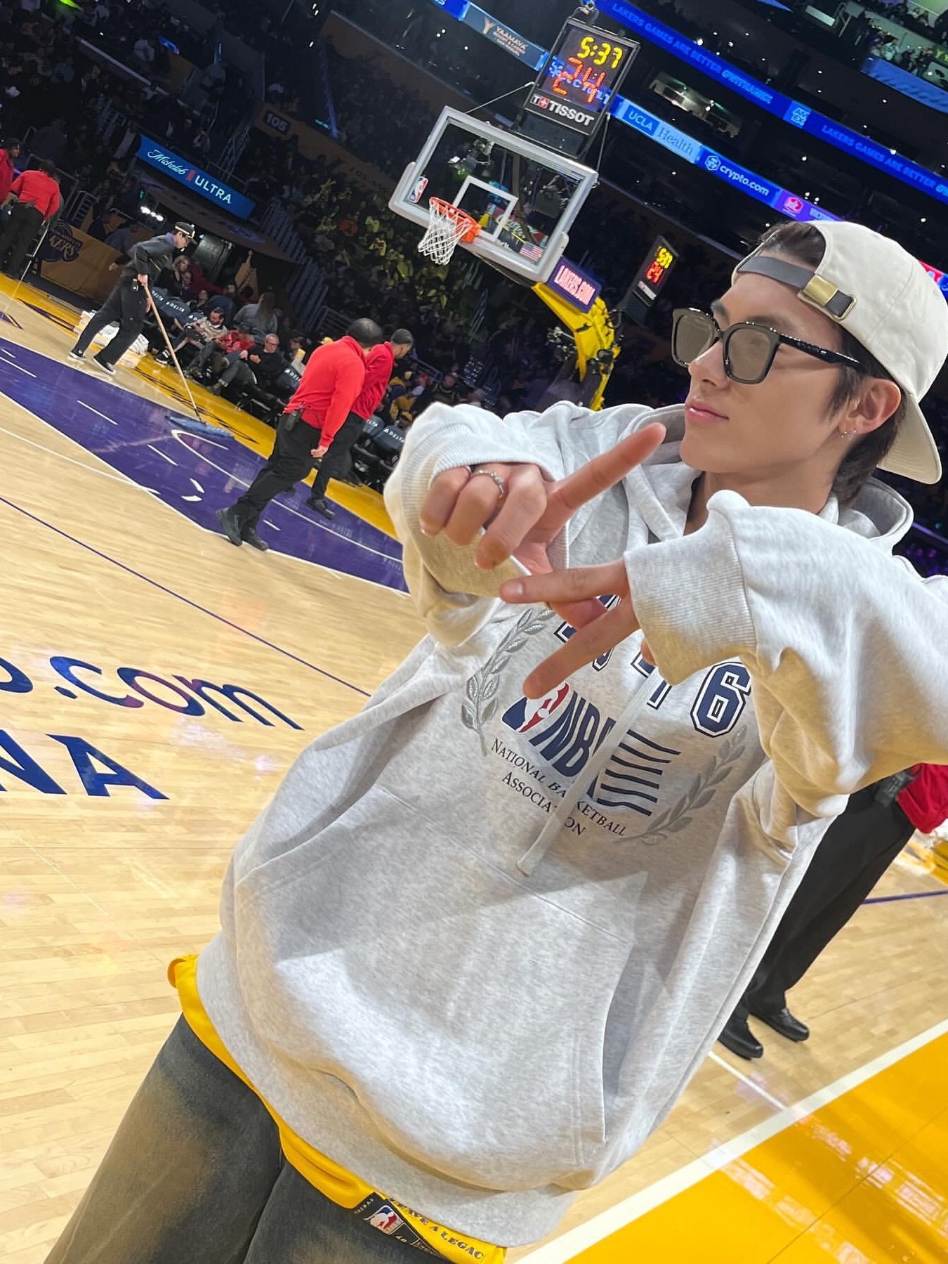 Nike LeBron James LA Lakers Icon Edition Jersey Amarillo, Nike x Drake Nocta Air Force 1 Low SP Certified Lover Boy White 착용 스타일 - 10