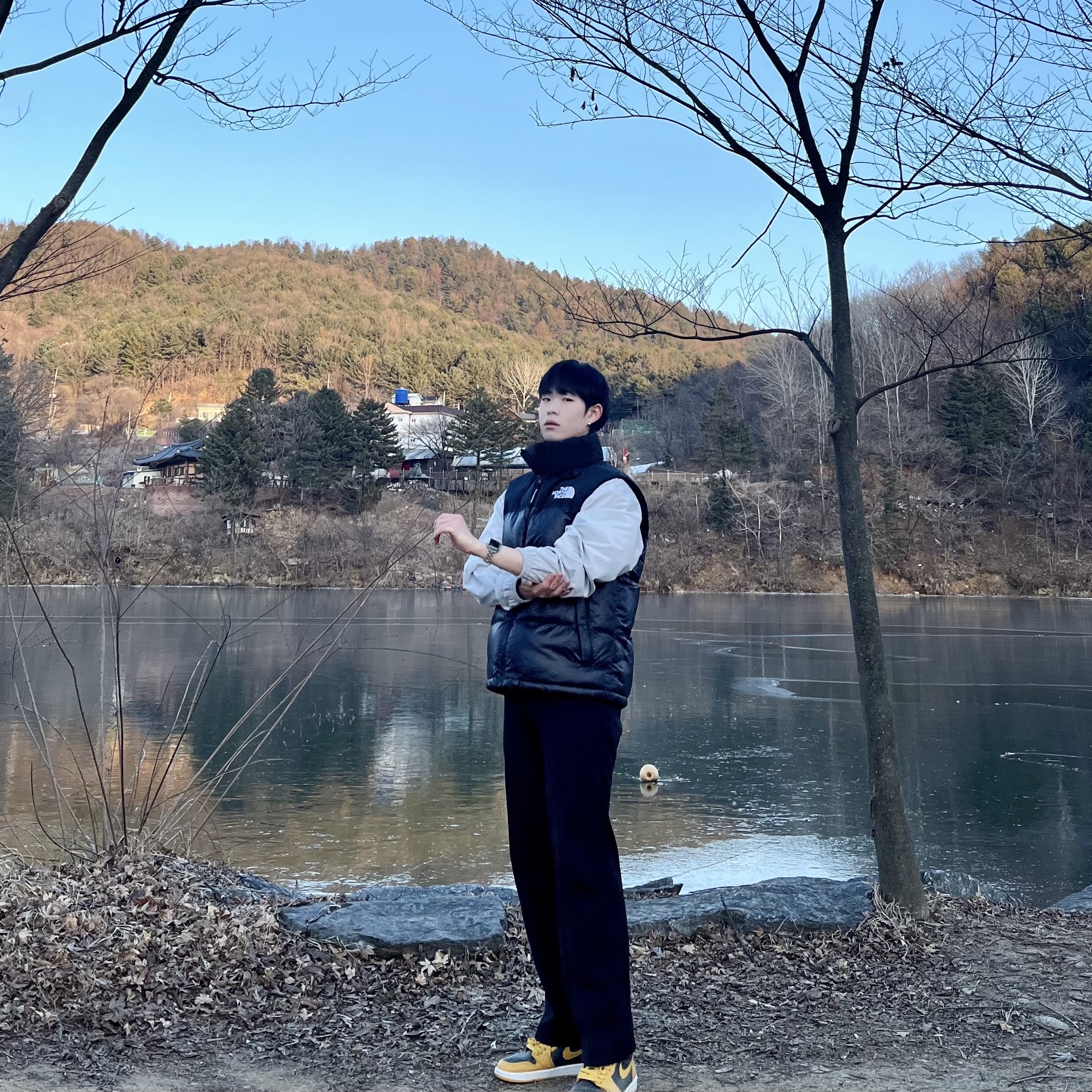 Jordan 1 Retro High OG Pollen, Apple Watch Nike SE 40mm Cellular Space Gray Aluminum Case with Nike Sport Band Anthracite Black (Korean Ver.) 착용 스타일