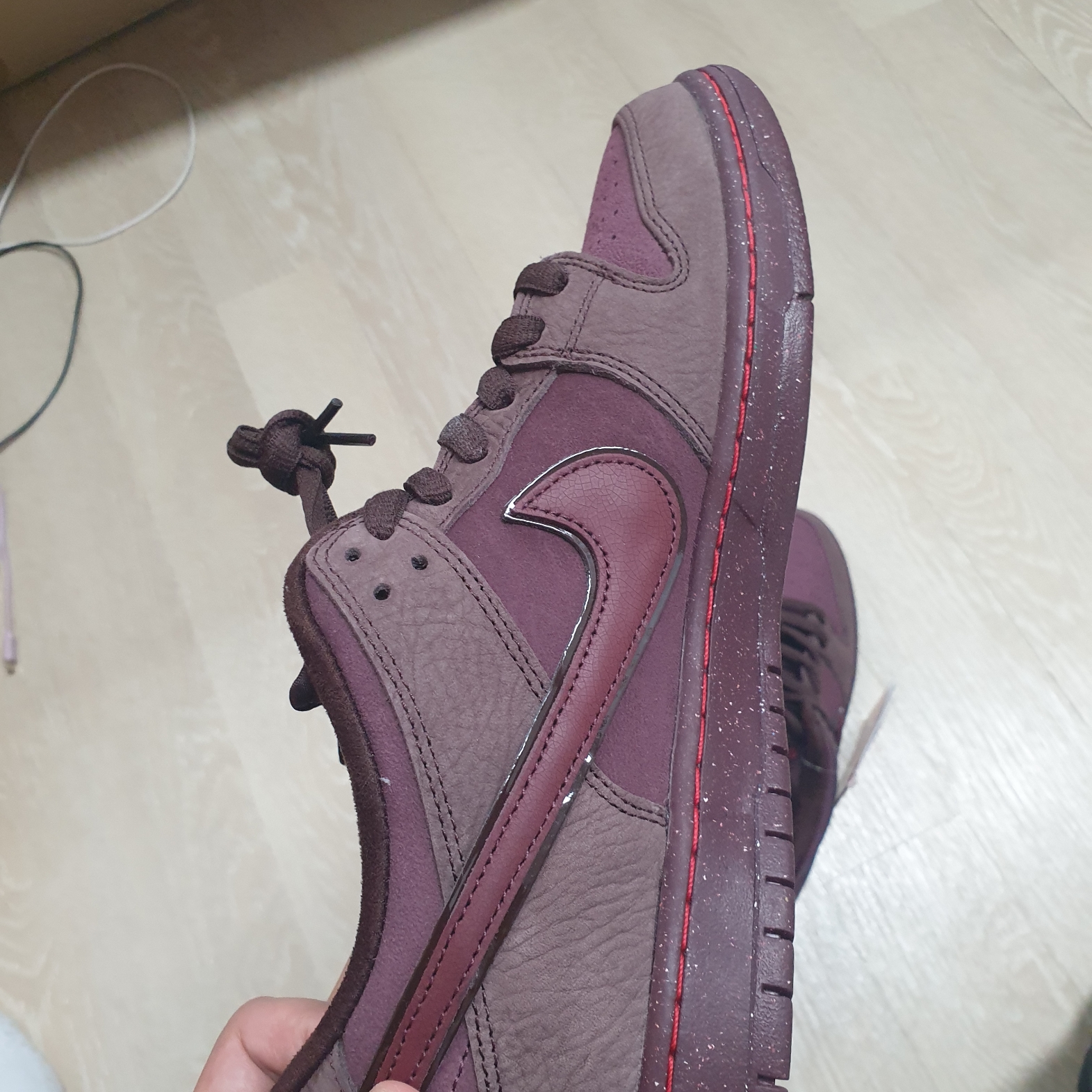 Nike SB Dunk Low PRM Burgundy Crush 착용 스타일 - 2