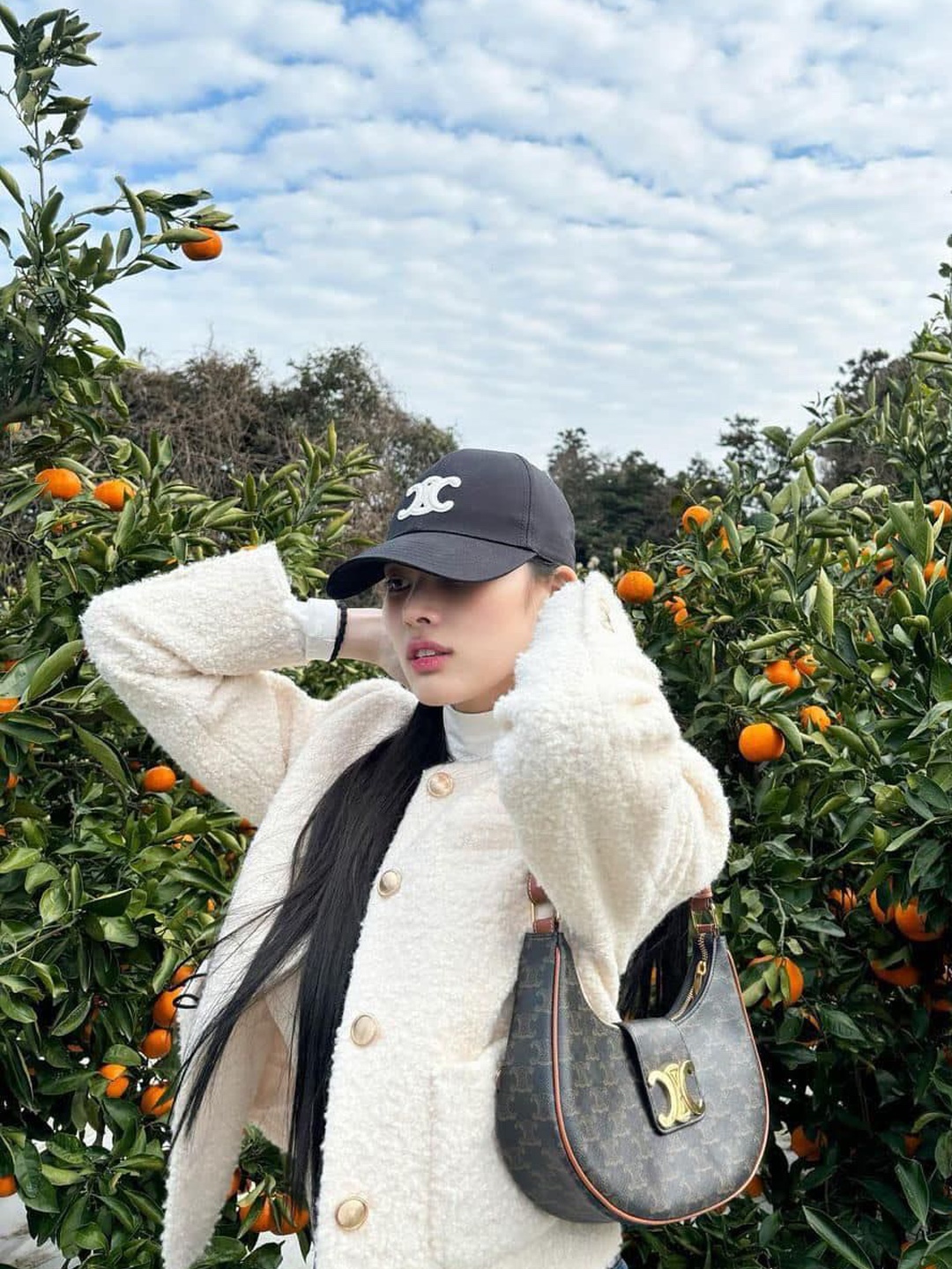 (W) Celine Triomphe Baseball Cap in Cotton Navy, (W) Celine Triomphe Baseball Cap in Cotton Black 착용 스타일 - 5