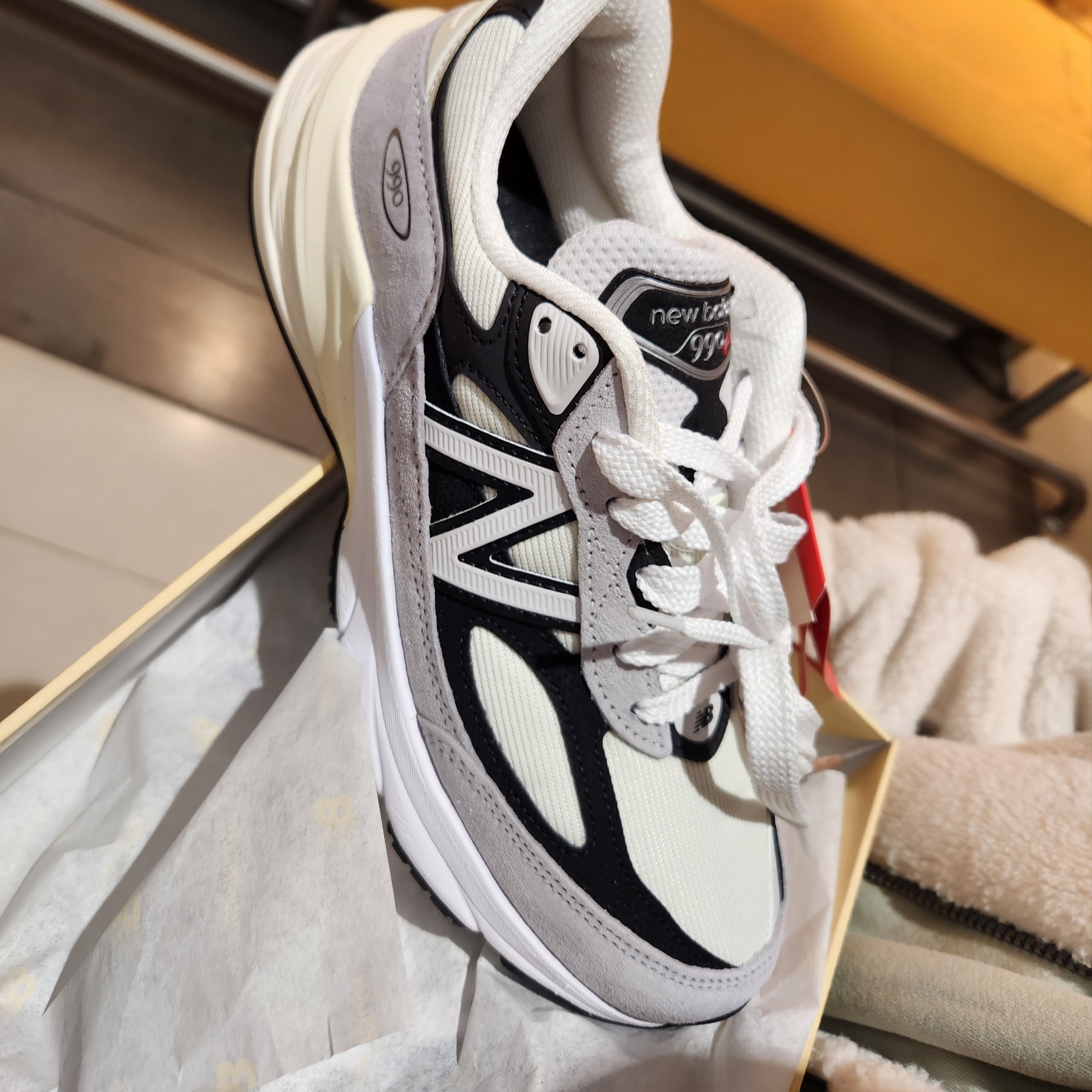 New Balance 990v6 Made in USA Grey Black 착용 스타일