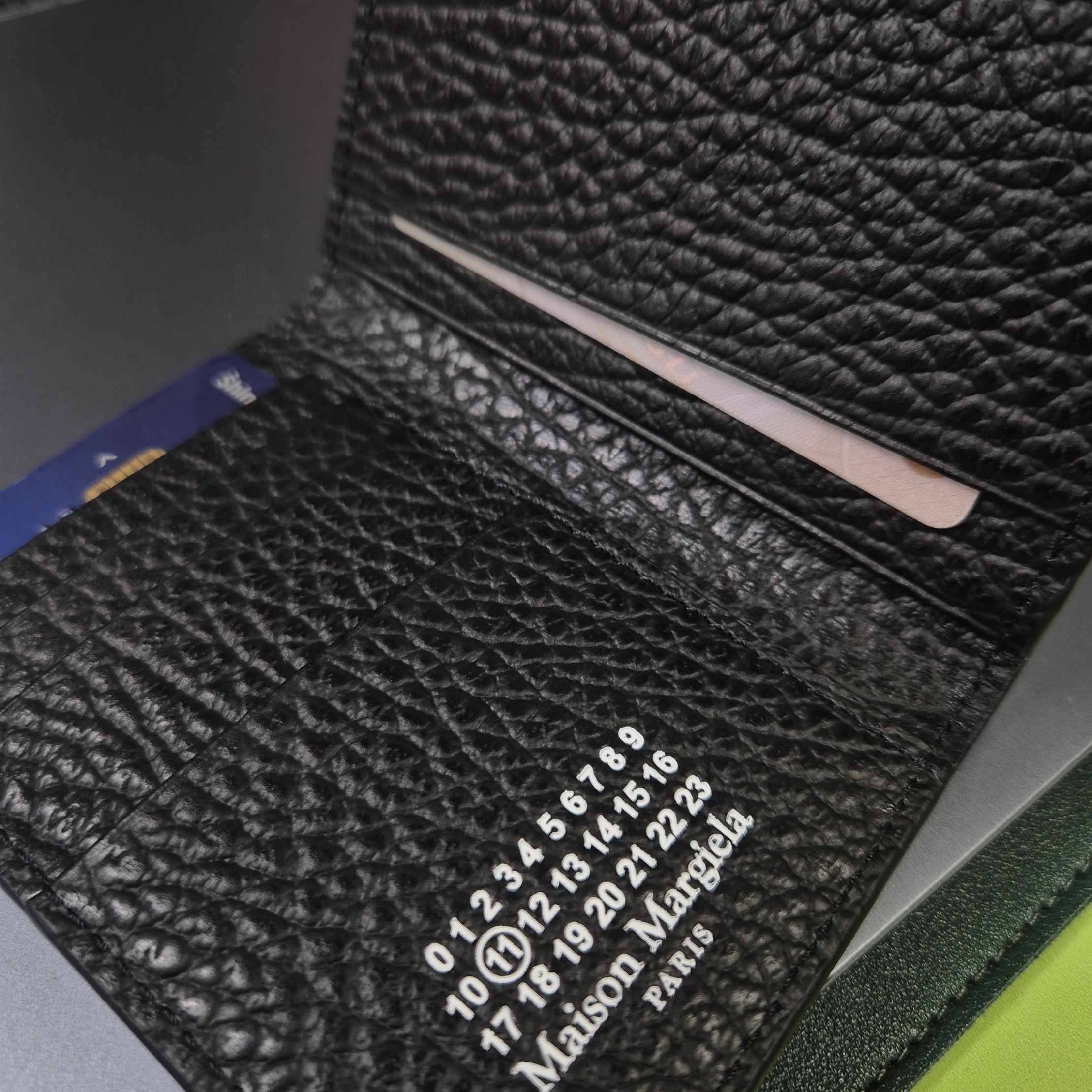 Maison Margiela Bovine Leather Card Holder Black 착용 스타일 - 1