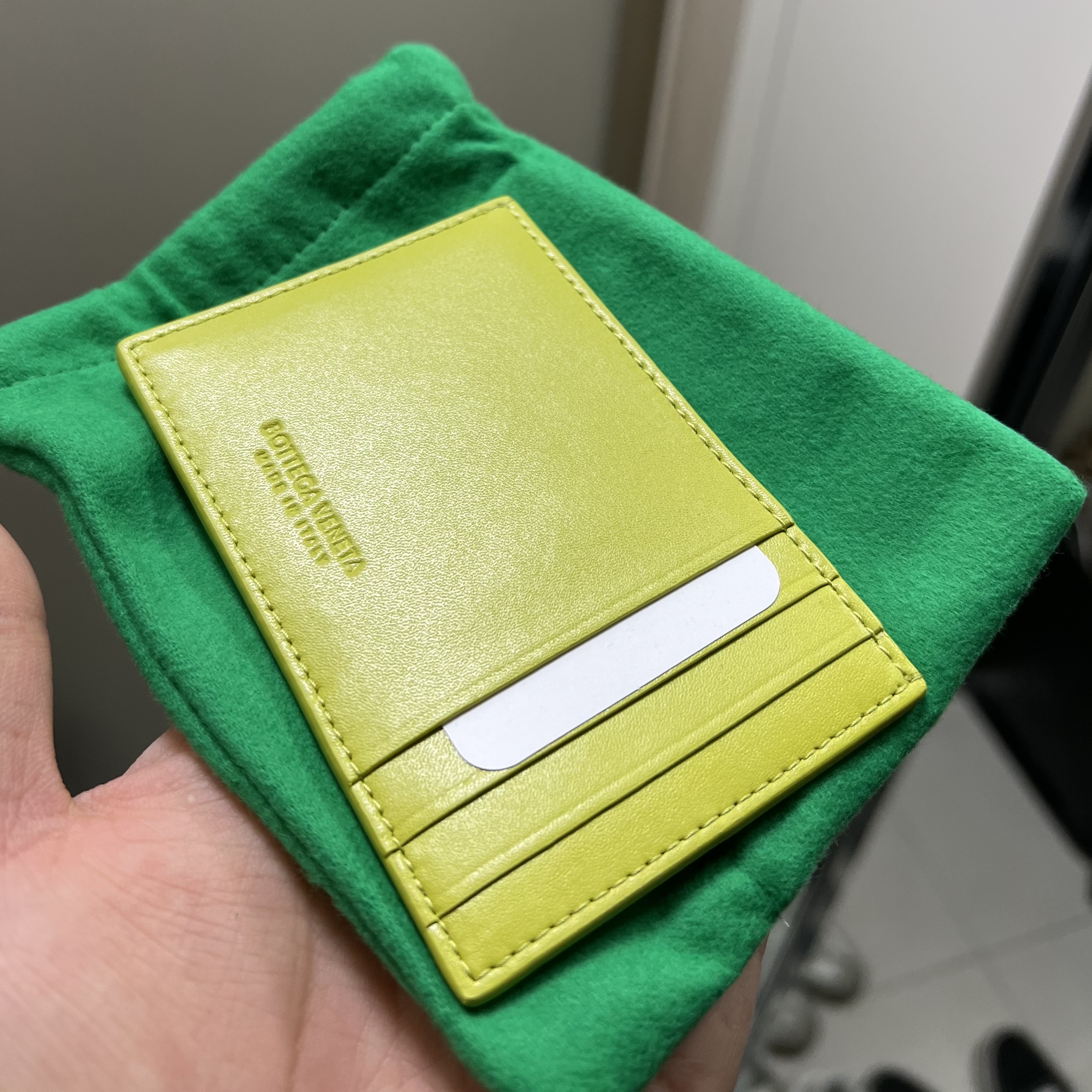 Bottega Veneta Credit Card Case Calfskin Kiwi 착용 스타일 - 1