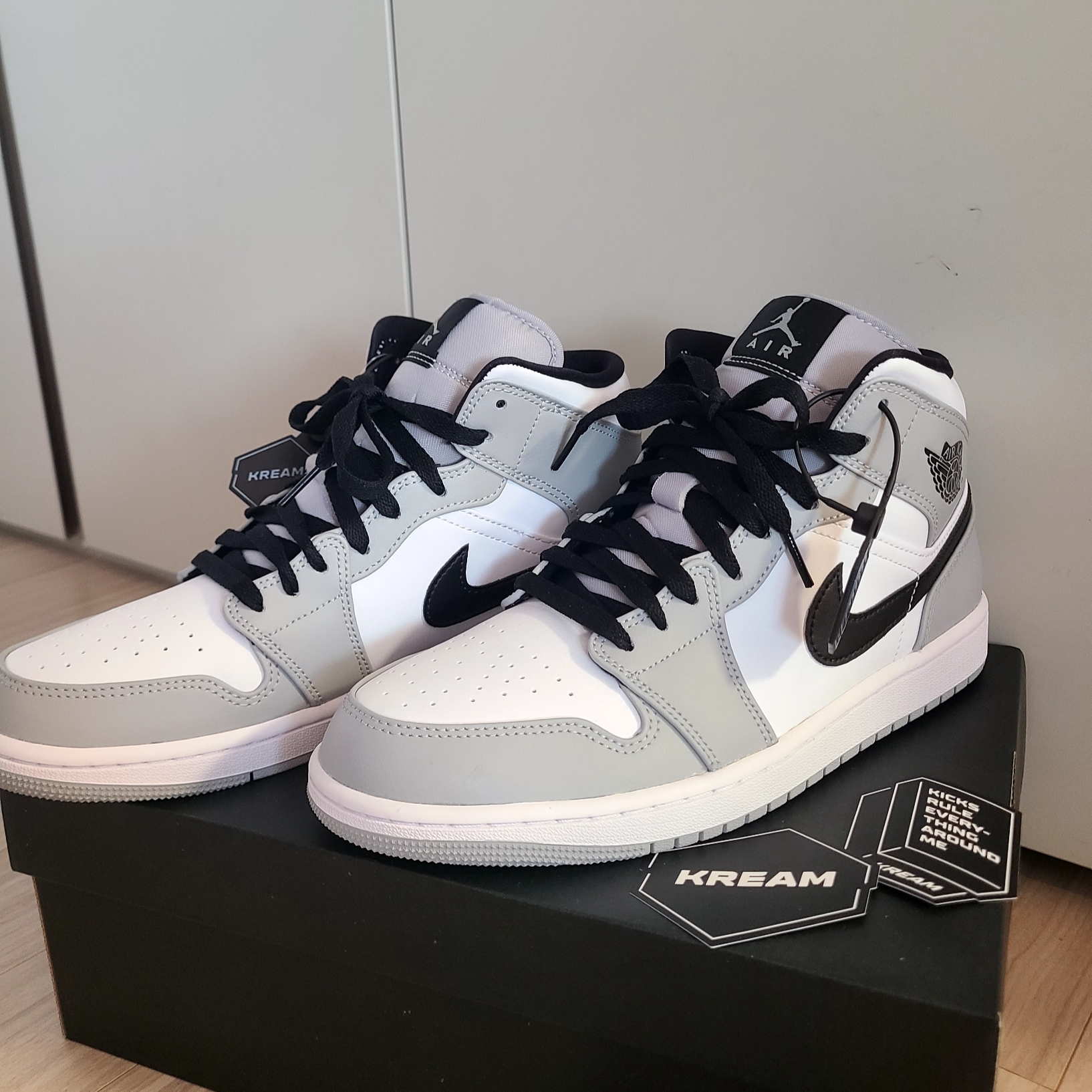 Jordan 1 Mid Light Smoke Grey 착용 스타일 - 1