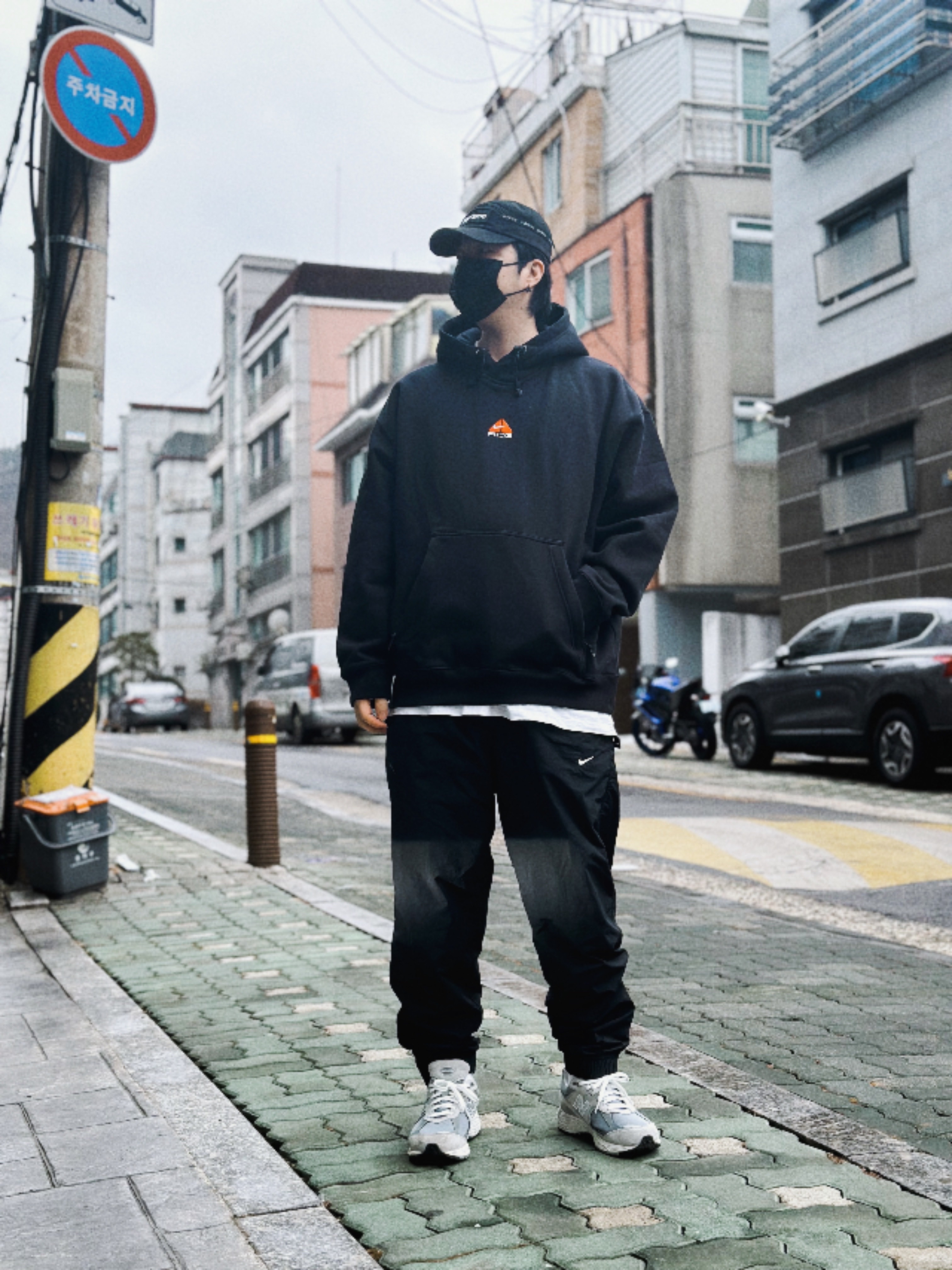 Nike ACG Therma-Fit Pullover Fleece Hoodie Black - Asia, Nike NRG Solo Swoosh Woven Track Pants Black White - Asia 착용 스타일