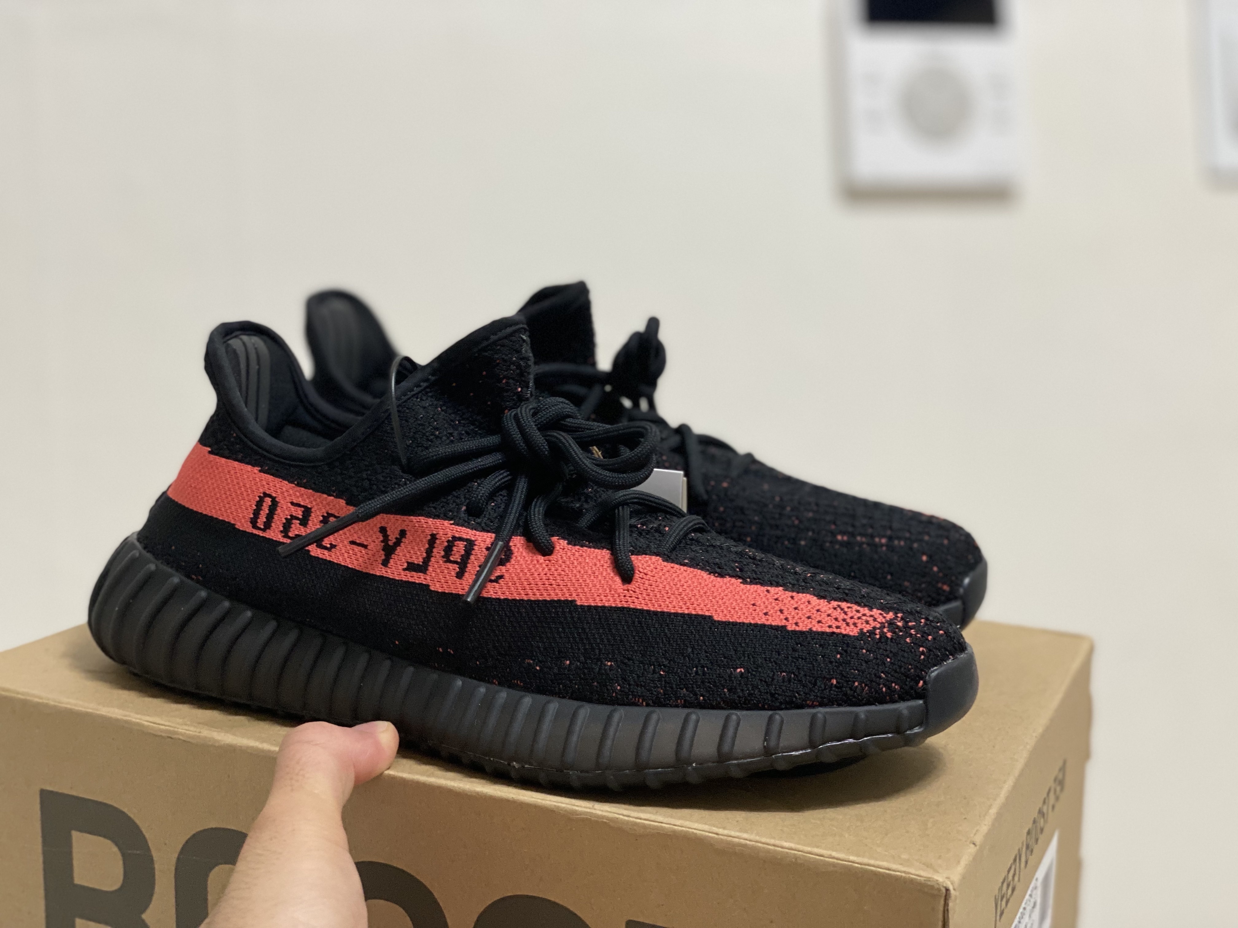 Adidas Yeezy Boost 350 V2 Core Black Red 2022/2023 착용 스타일 - 1