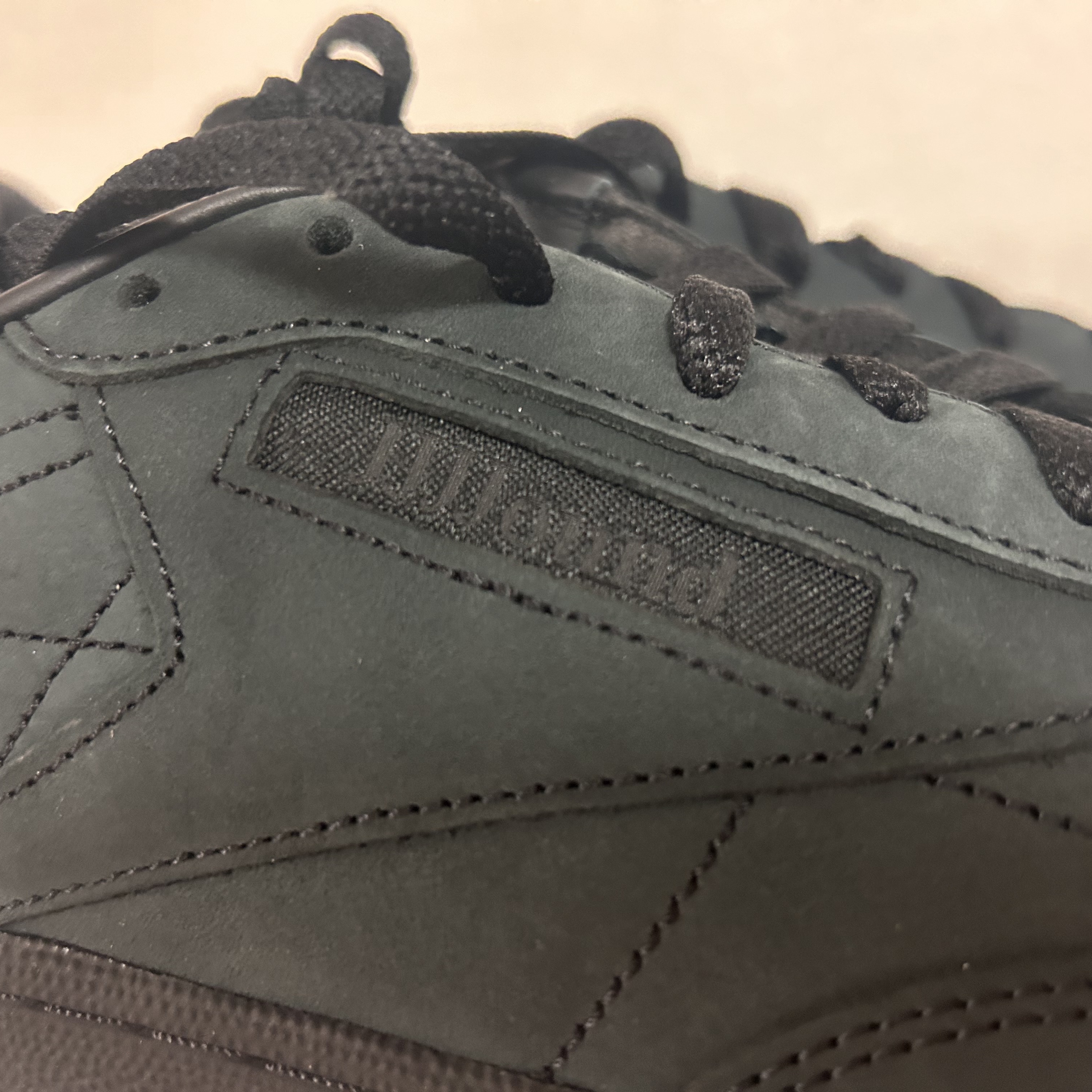 Reebok x JJJJound Club C 85 Triple Black 착용 스타일 - 4