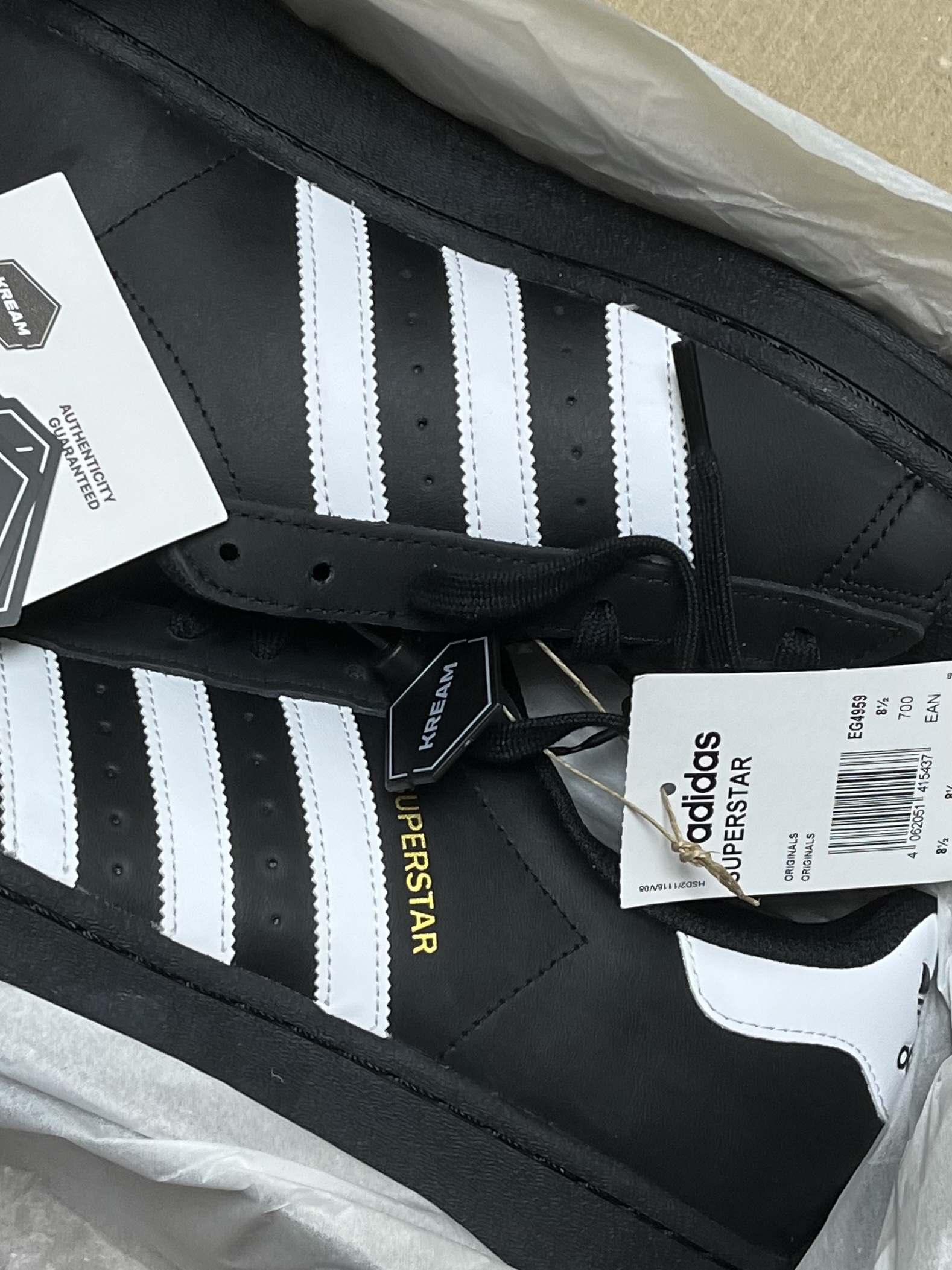 Adidas Superstar Core Black White 착용 스타일