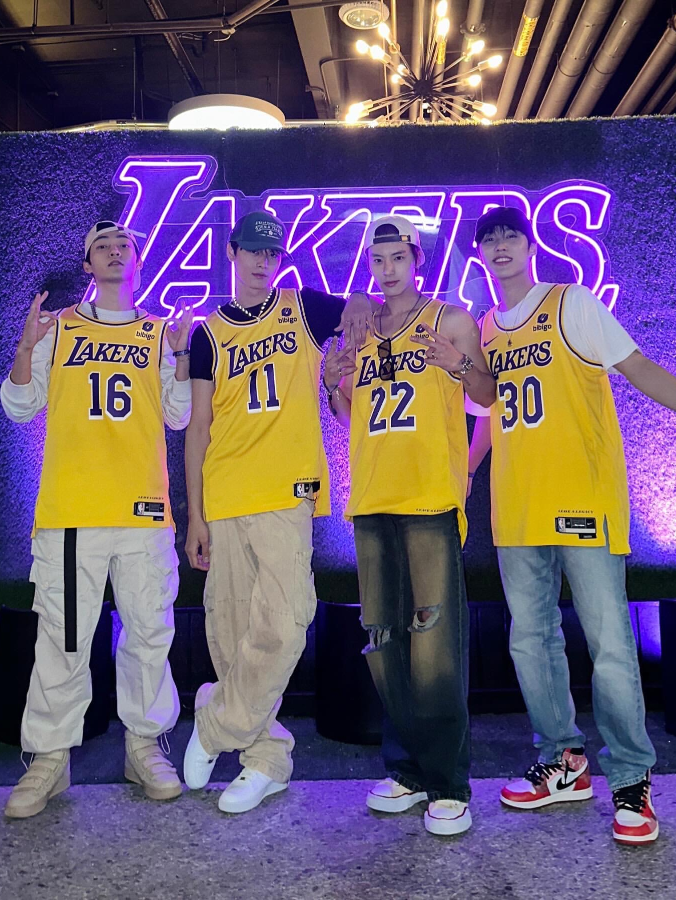 Nike LeBron James LA Lakers Icon Edition Jersey Amarillo, Nike x Drake Nocta Air Force 1 Low SP Certified Lover Boy White 착용 스타일 - 1