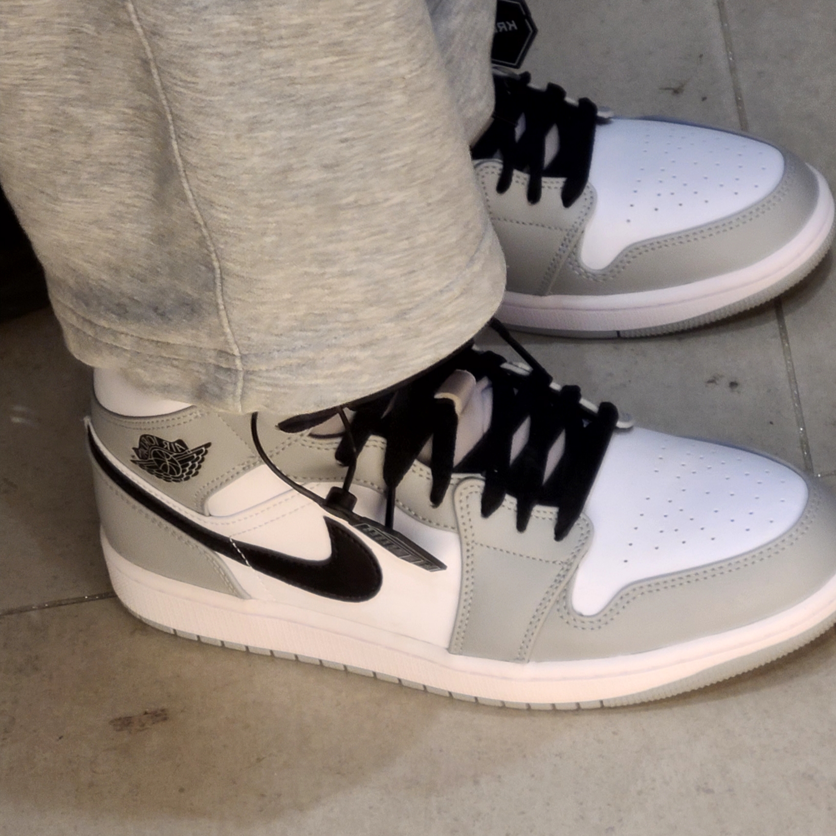 Jordan 1 Mid Light Smoke Grey 착용 스타일 - 3