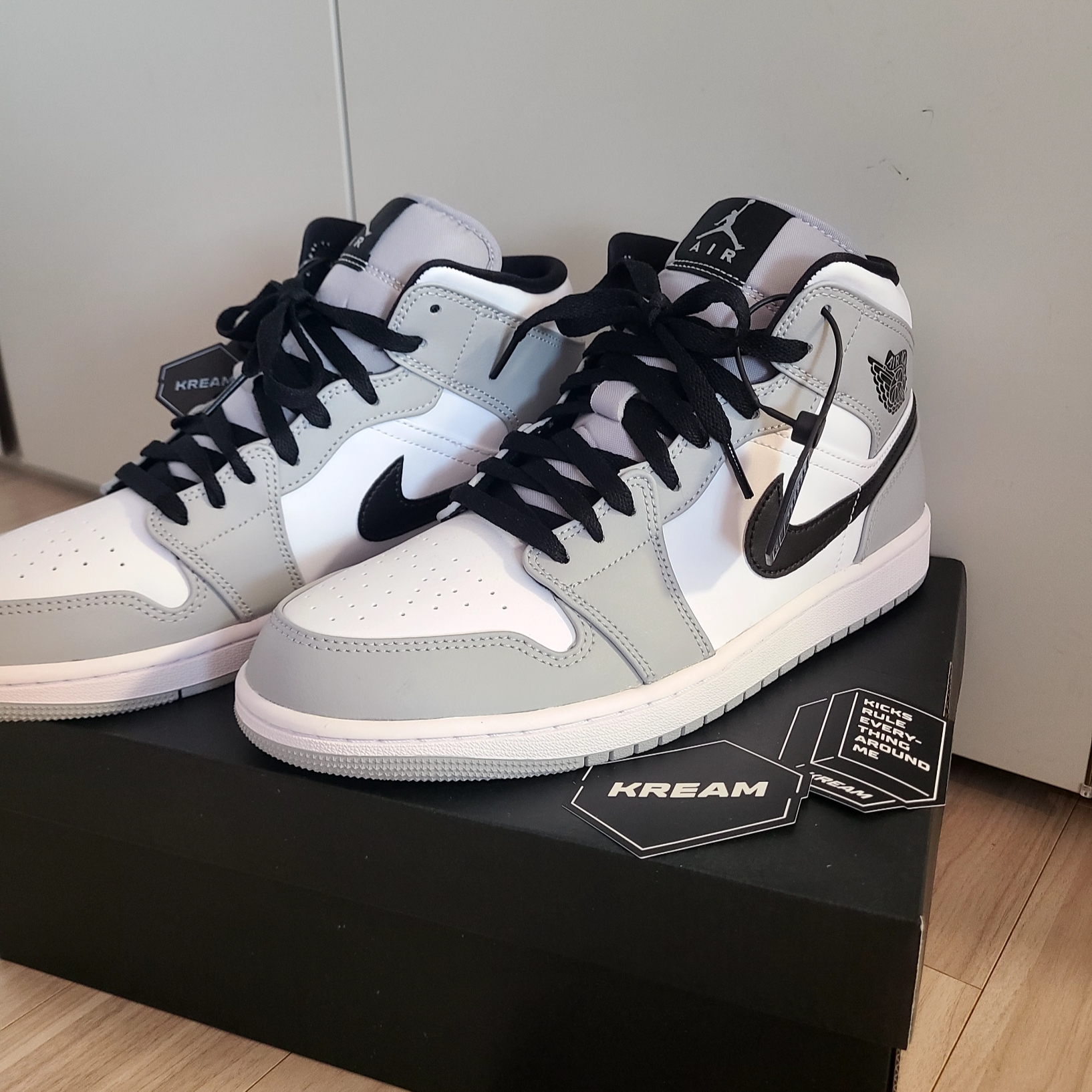Jordan 1 Mid Light Smoke Grey 착용 스타일 - 2