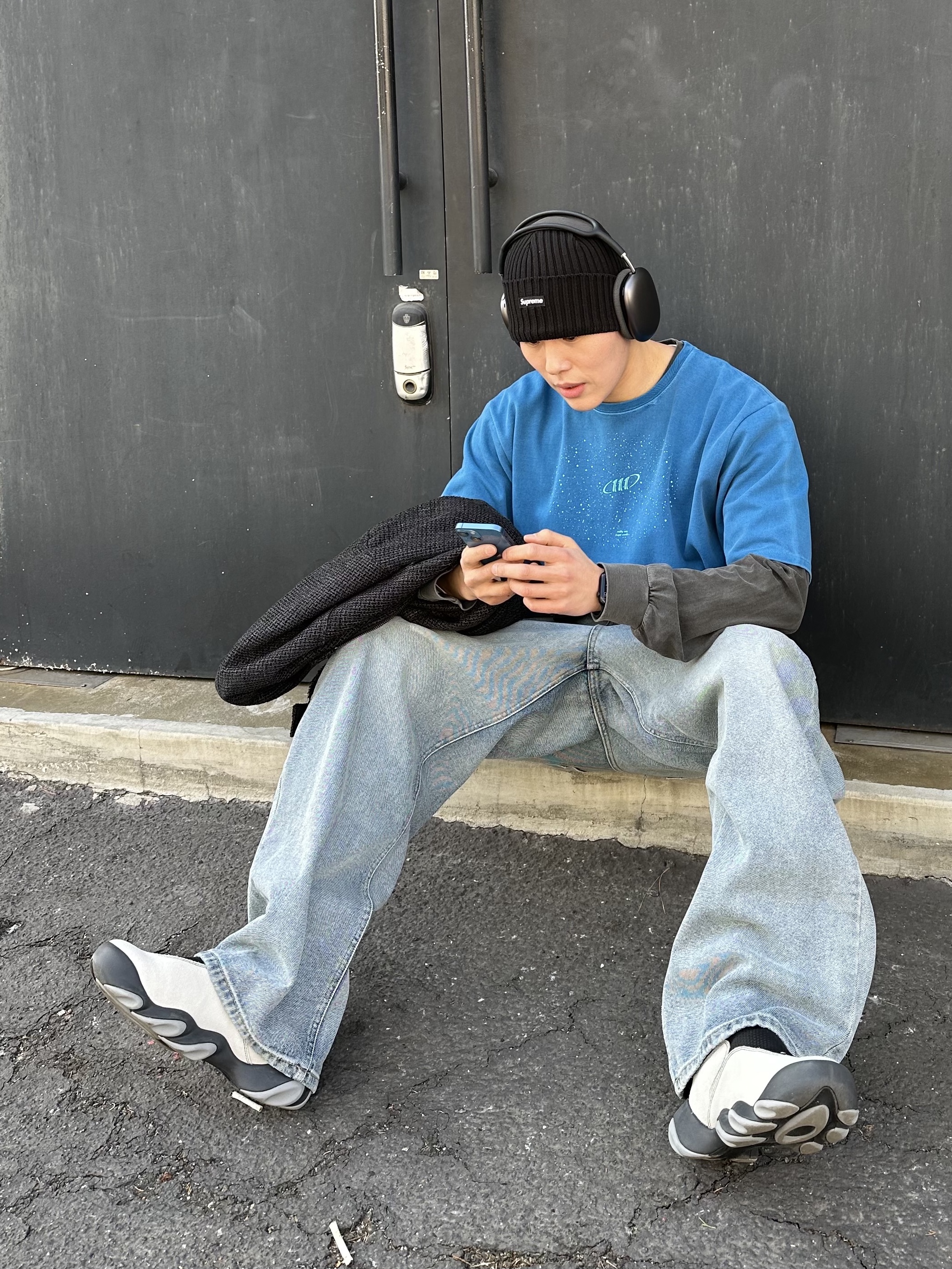 Supreme Overdyed Beanie Black, Oakley Factory Team x Brain Dead Flesh White Birch 착용 스타일 - 2