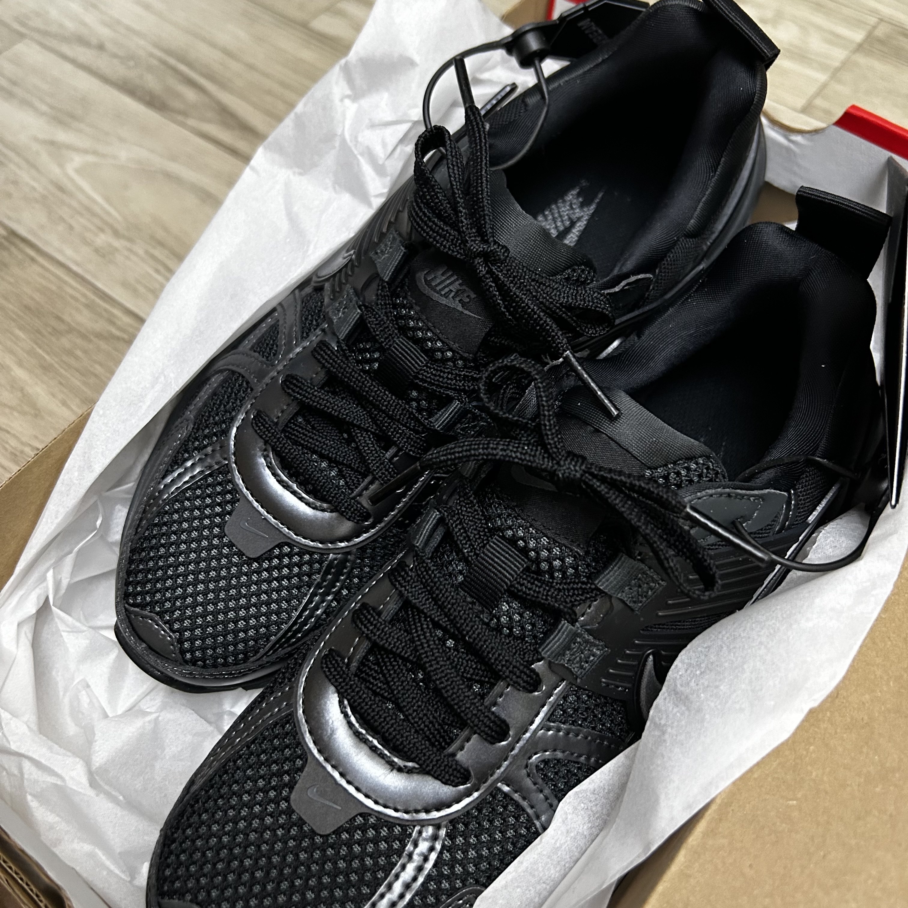 Nike V2K Run Black Anthracite 착용 스타일 - 1