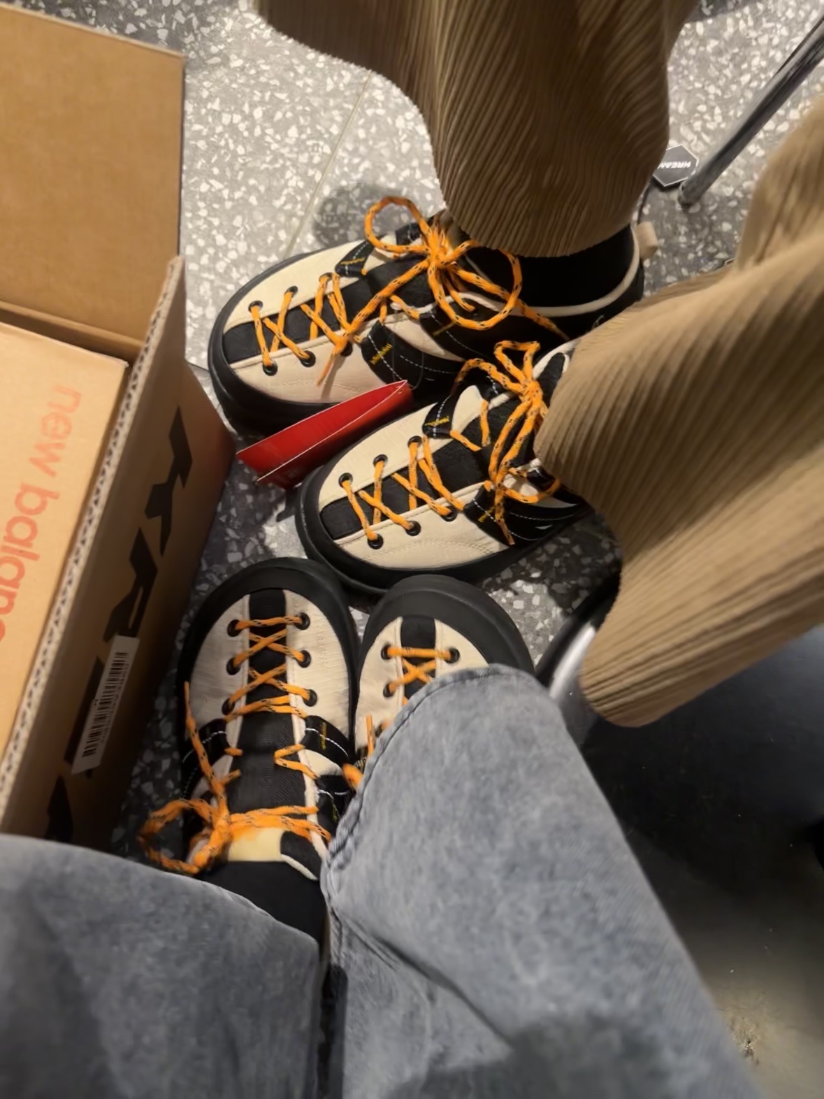 New Balance CRV Mule V2 Yellow 착용 스타일 - 1