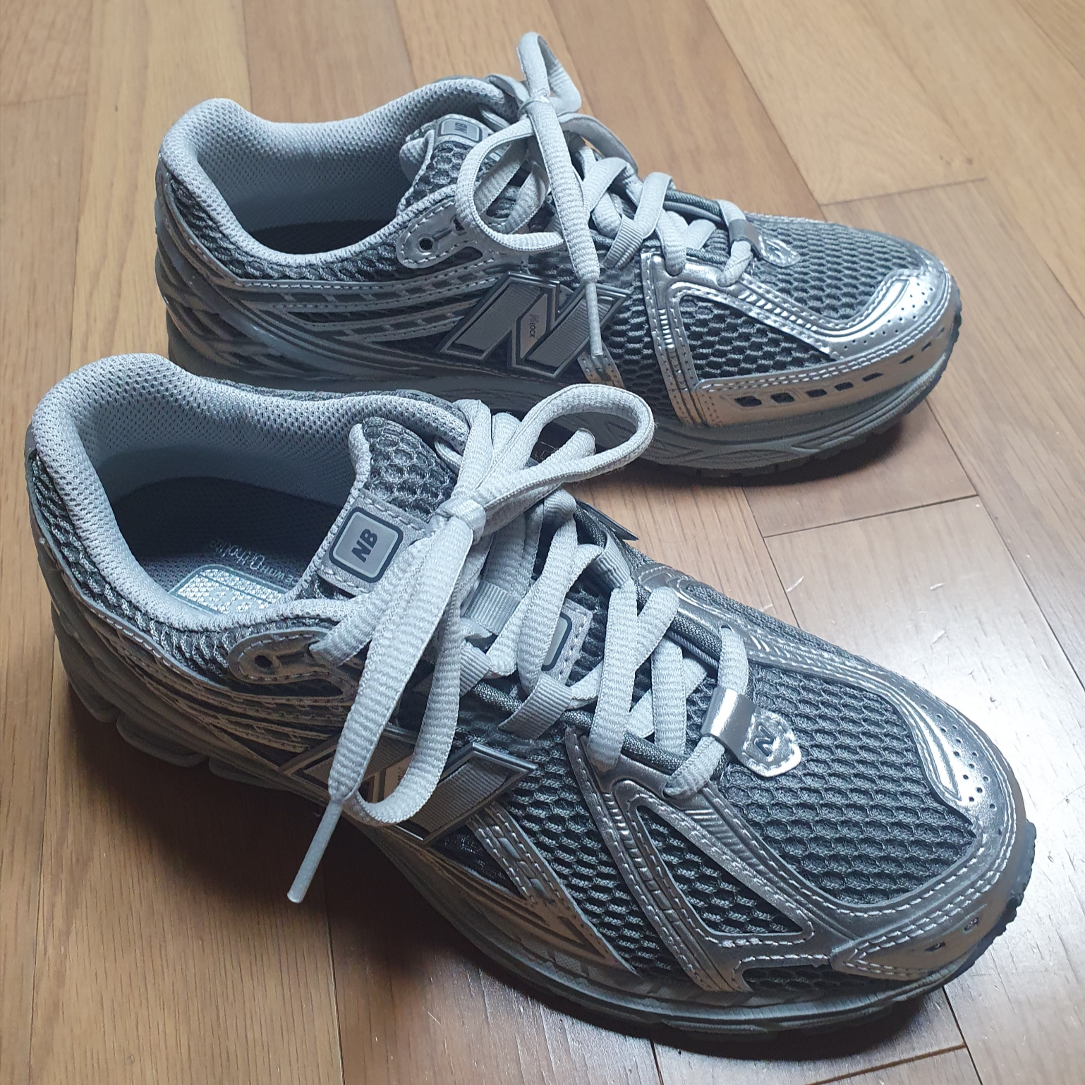 New Balance 1906R Harbor Grey Silver Metalic 착용 스타일 - 2