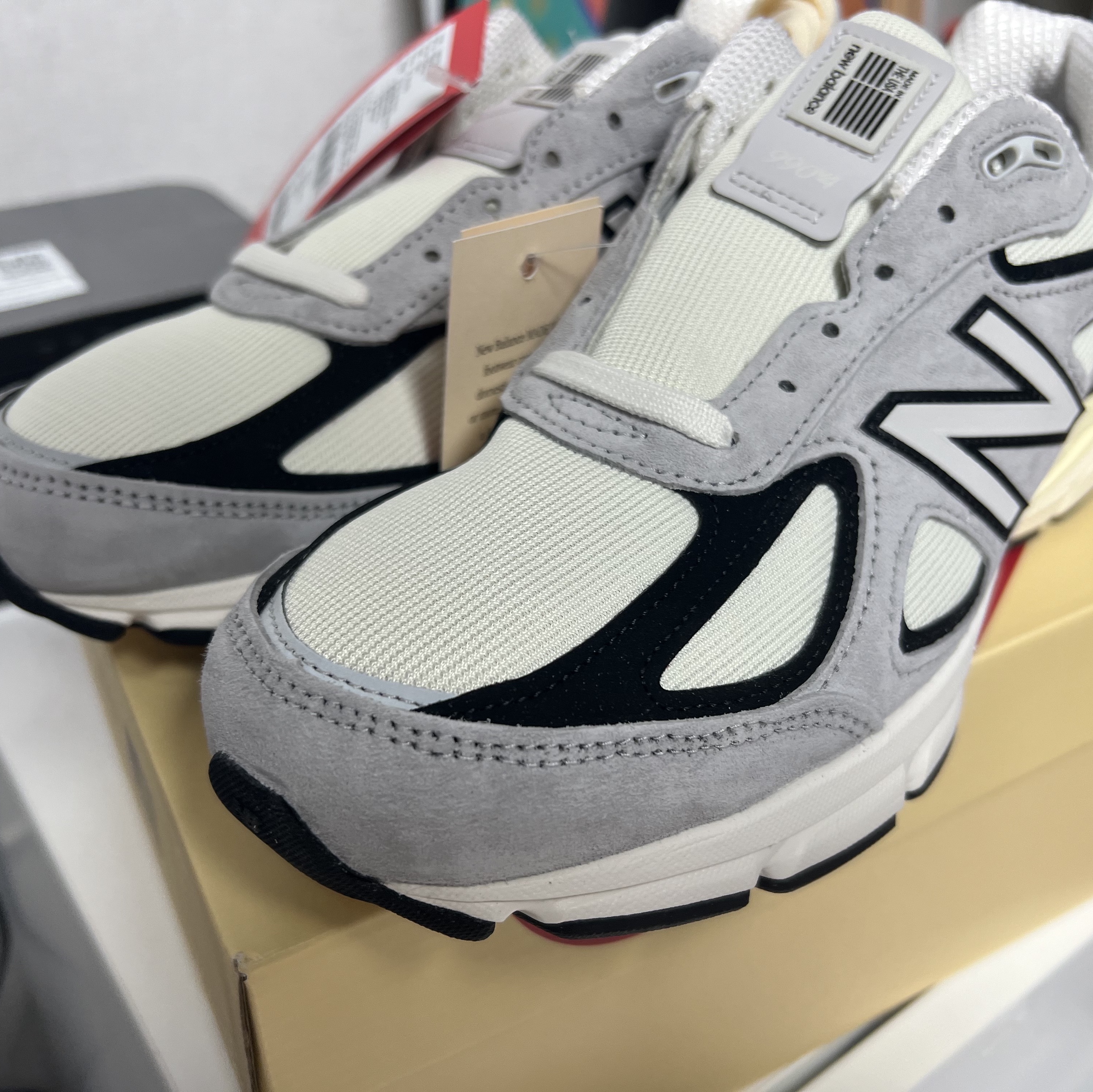 New Balance 990v4 Made in USA Grey Black 착용 스타일 - 1