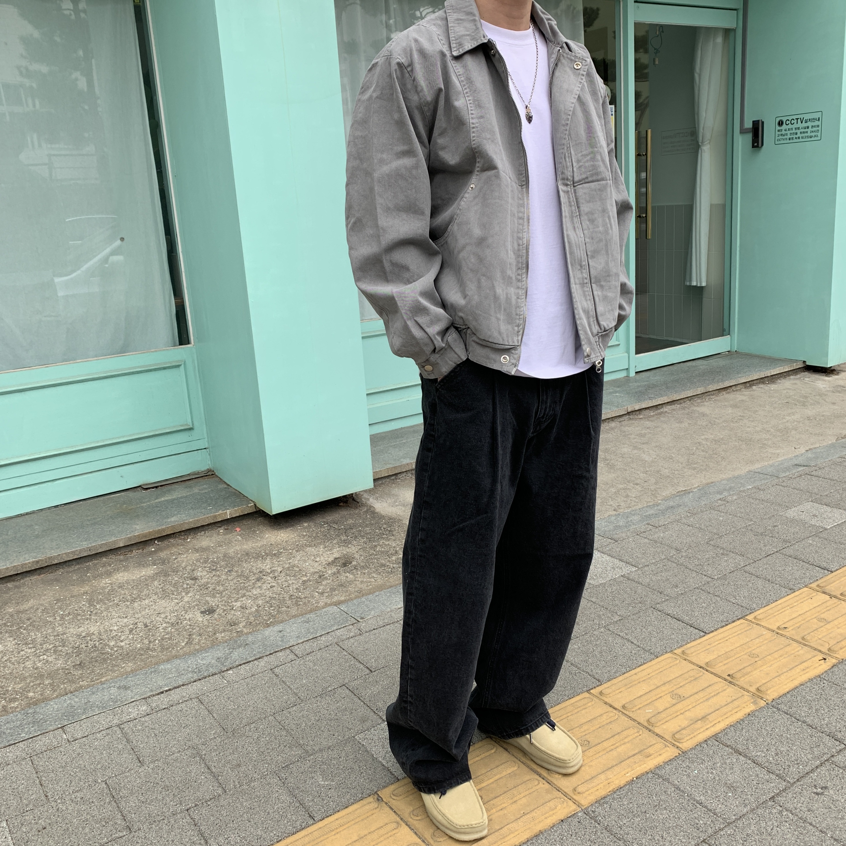 Clarks Wallabee Maple Suede, New Balance 574 Legacy Black 착용 스타일 - 4