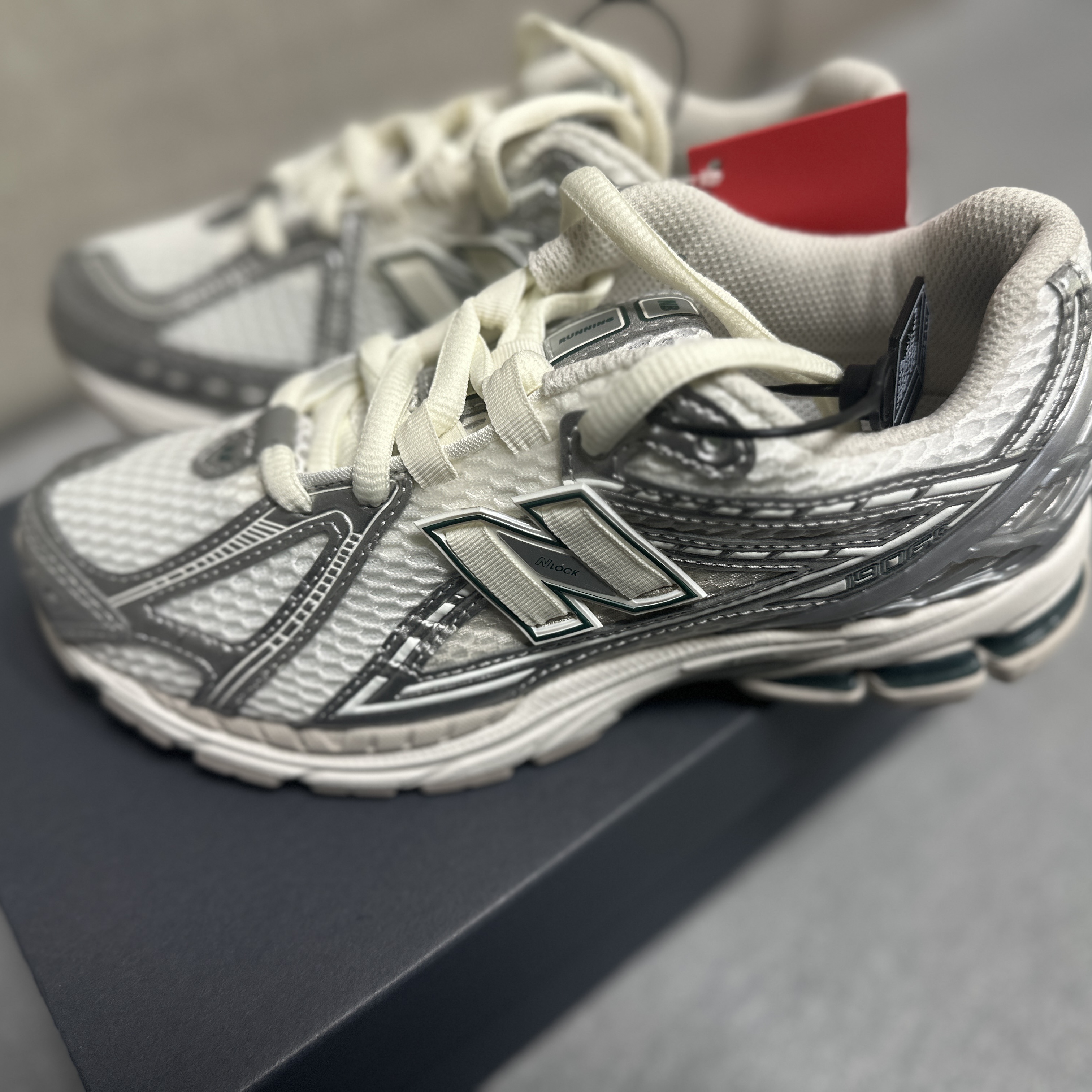 New Balance 1906R Silver Metallic Sea Salt 착용 스타일