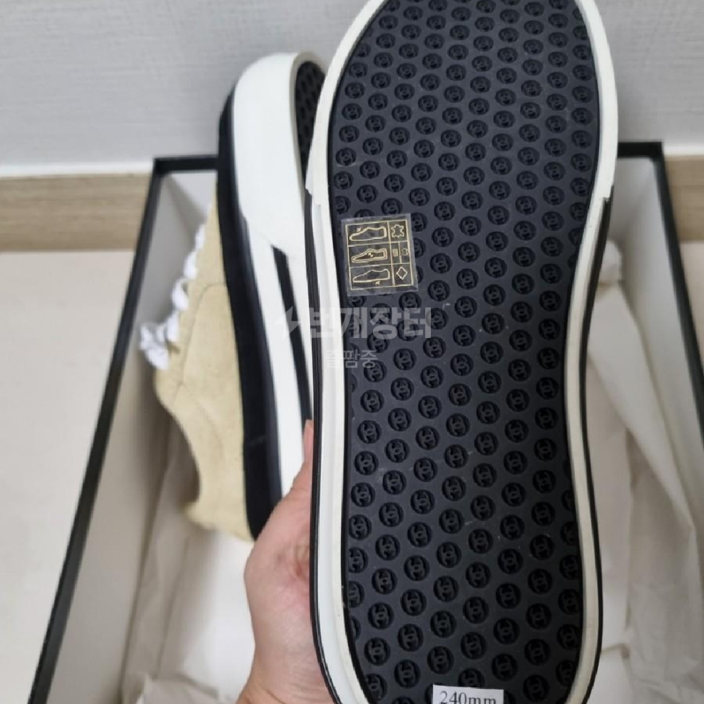 (W) Chanel Sneakers Velvet Suede Calfskin & Ivory Black 착용 스타일 - 5