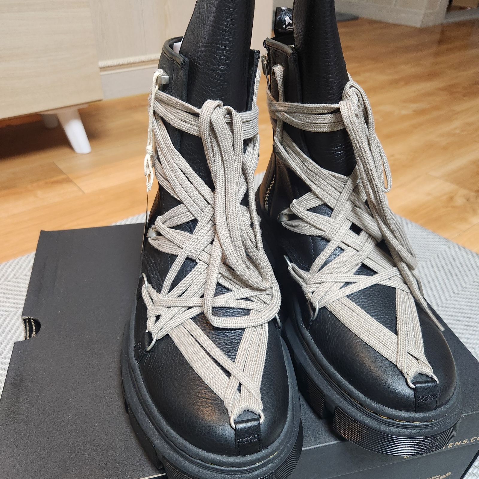 Dr. Martens x Rick Owens 1460 DMXL Megalace Black 착용 스타일 - 2