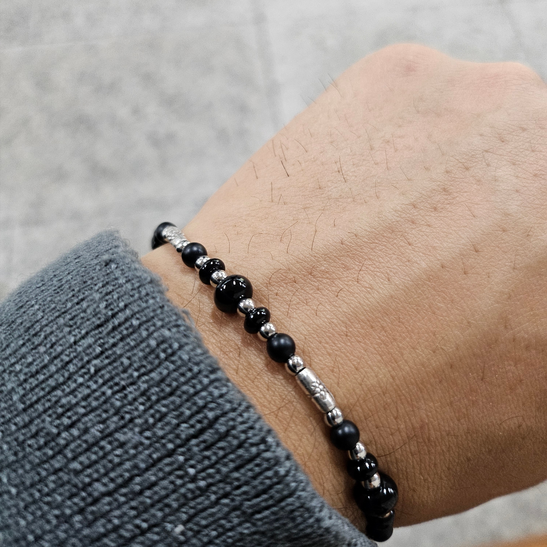 Scudo Garden Karen Beads Bracelet Black 착용 스타일 - 2