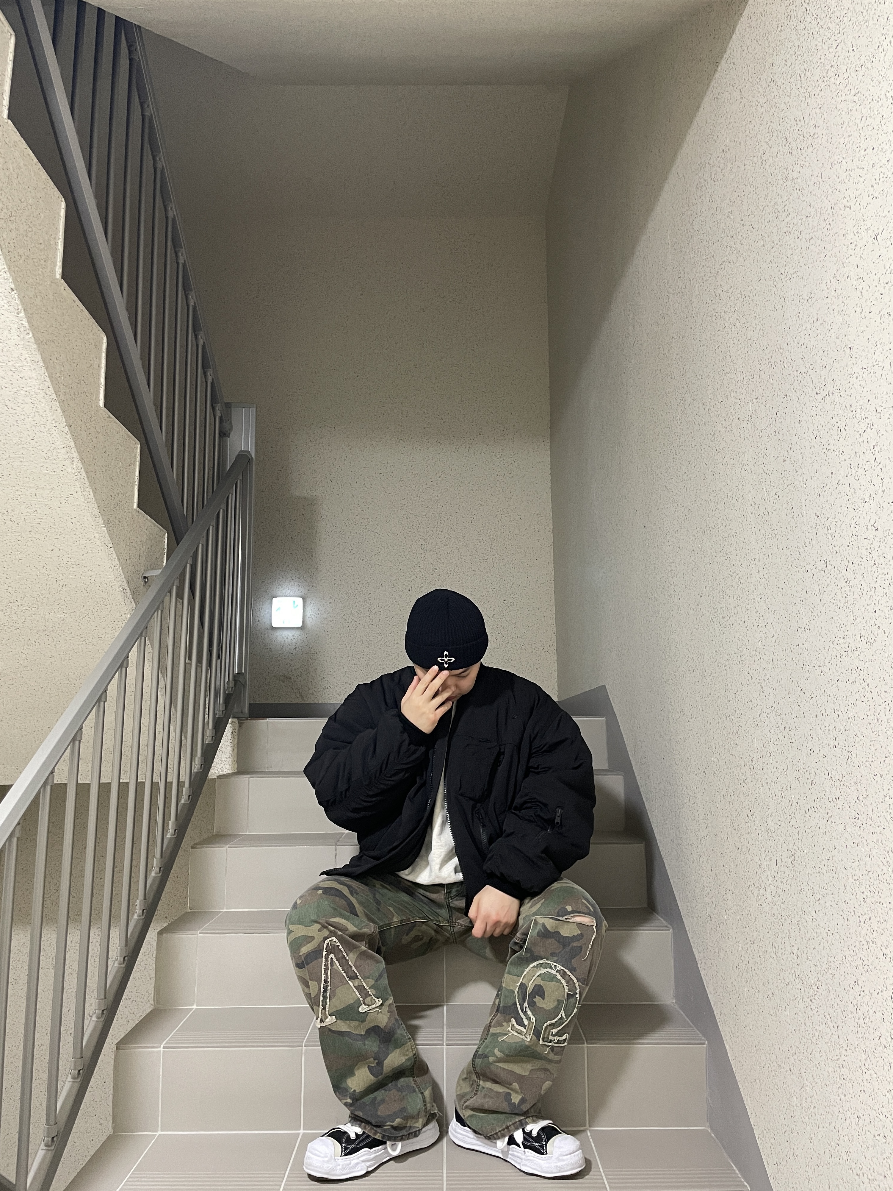 Maison Mihara Yasuhiro Hank OG Sole Canvas Low-top Sneakers Black, Surgery Clover Logo Beanie Ver.2 Black 착용 스타일 - 2