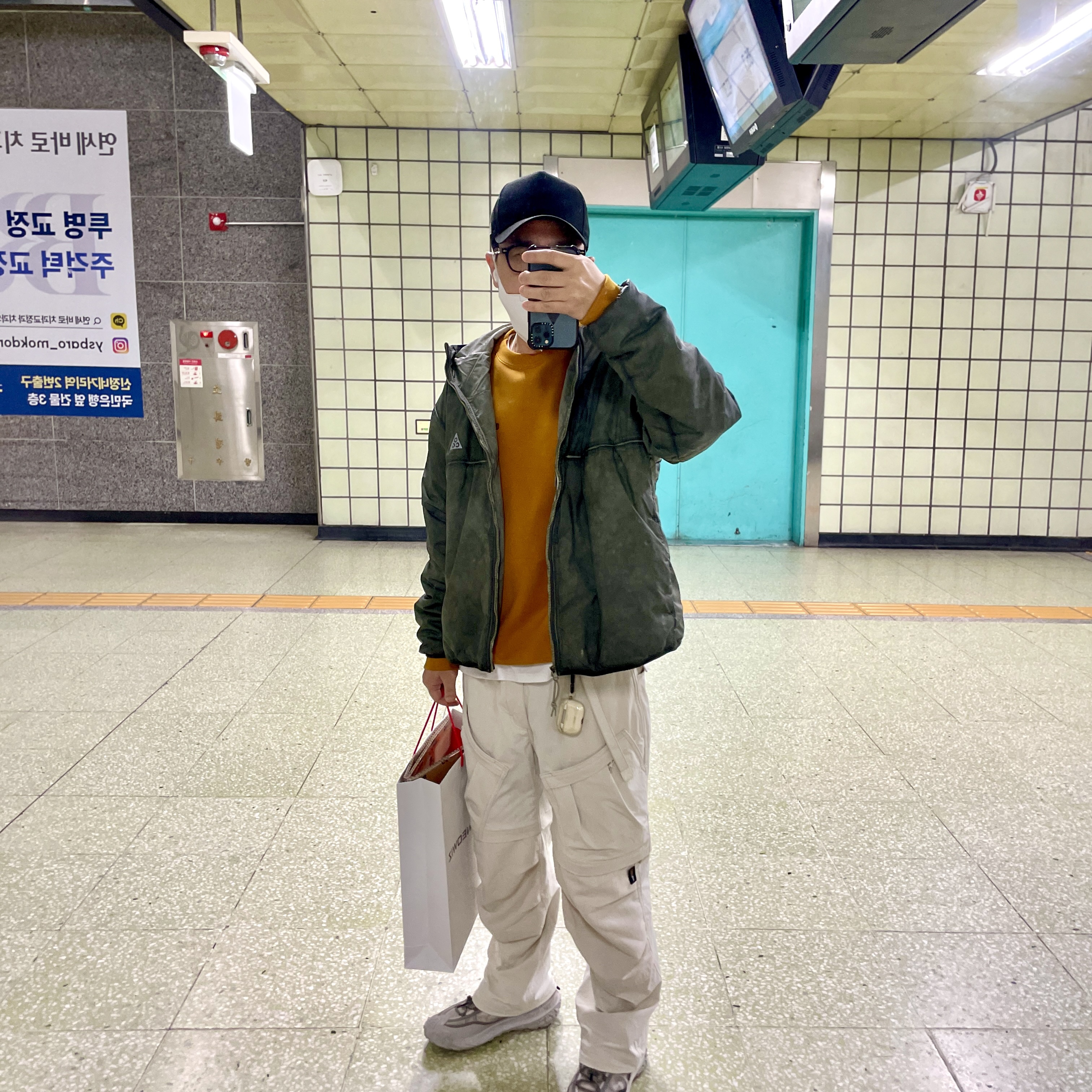 Nike ACG Smith Summit Cargo Pants Light Orewood Brown - Asia, Nike ACG Mountain Fly 2 Low Light Iron Ore Black 착용 스타일