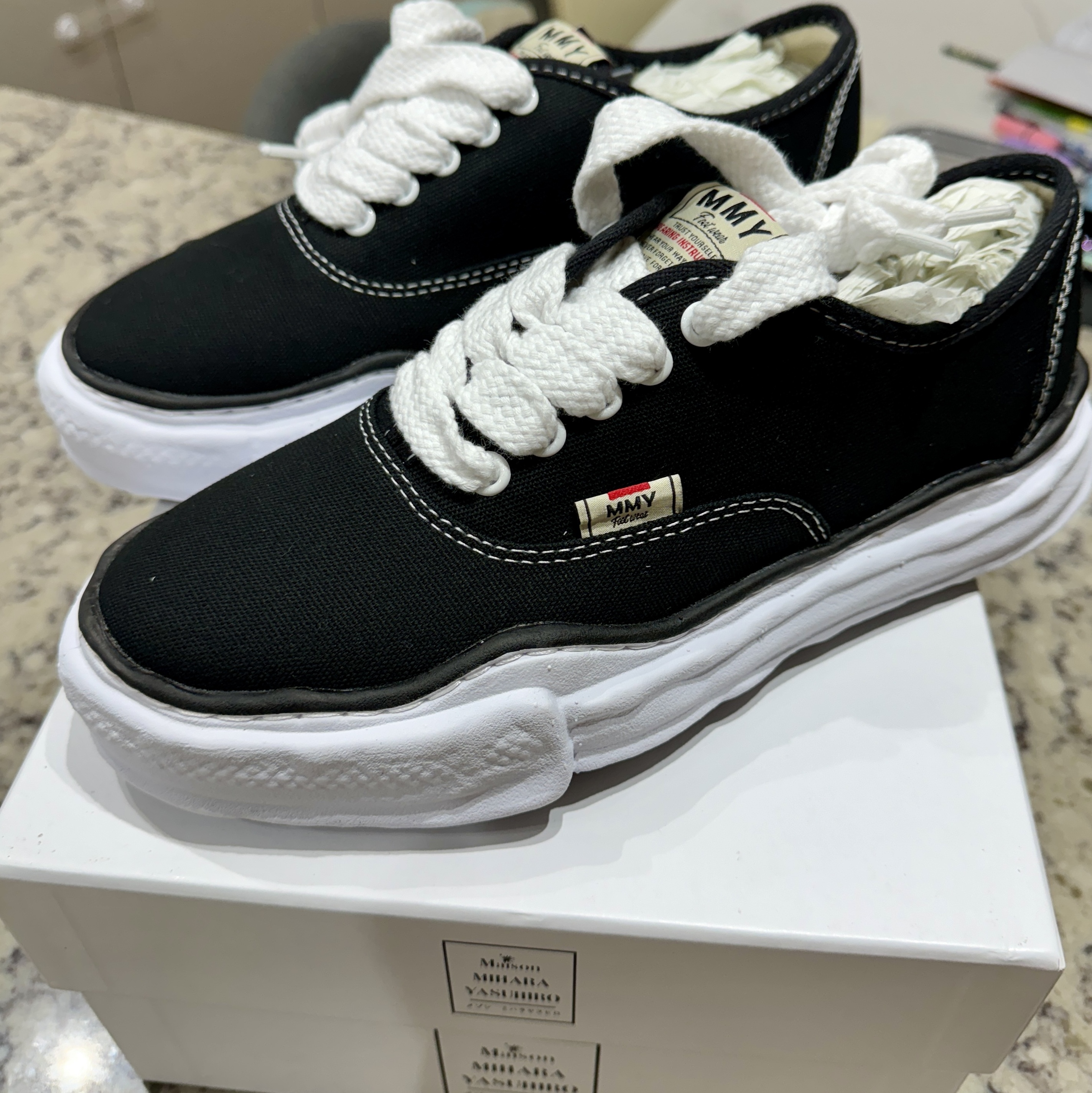Maison Mihara Yasuhiro Baker OG Sole Canvas Low Cut Sneakers Black 착용 스타일 - 3