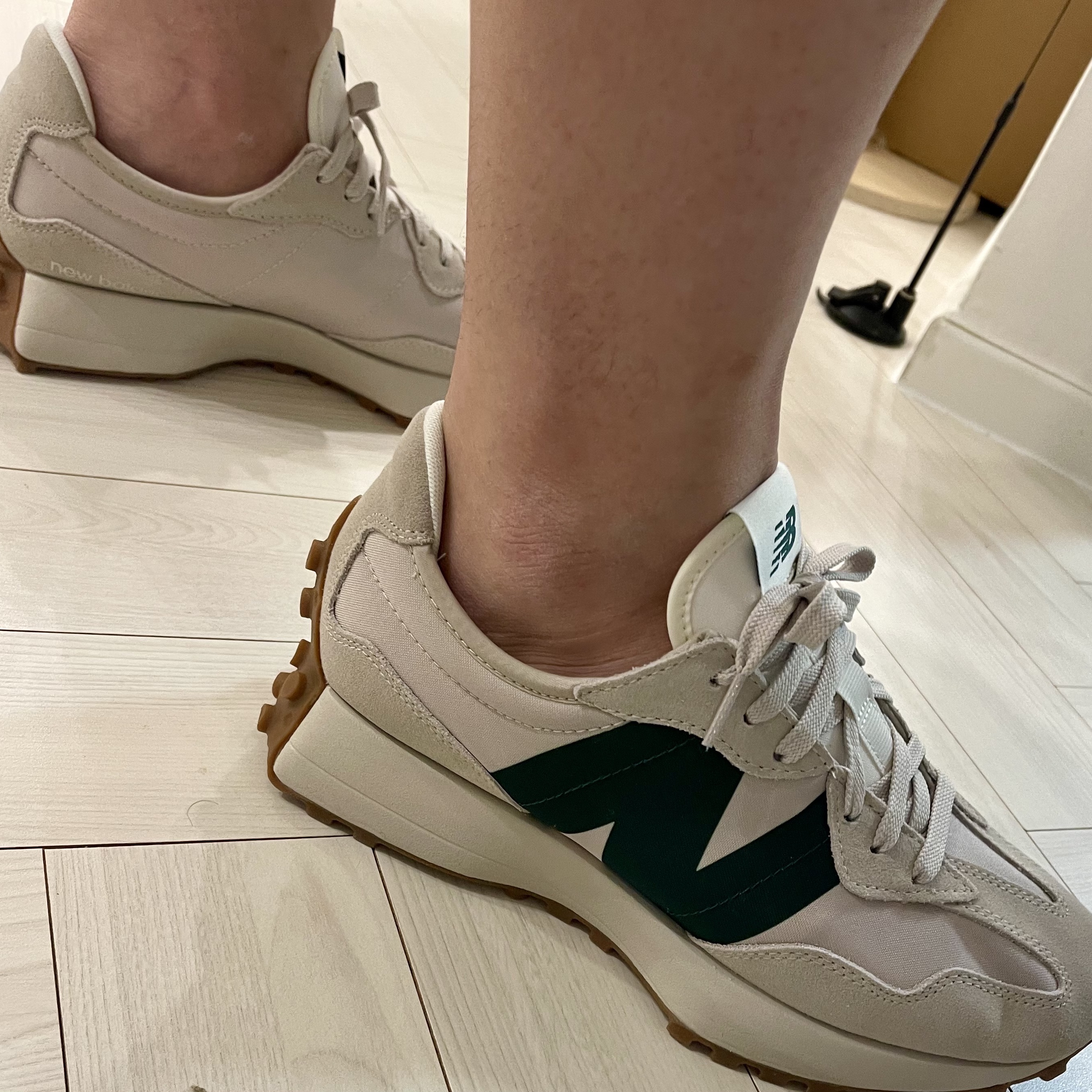 New Balance 327 Timberwolf 착용 스타일 - 1