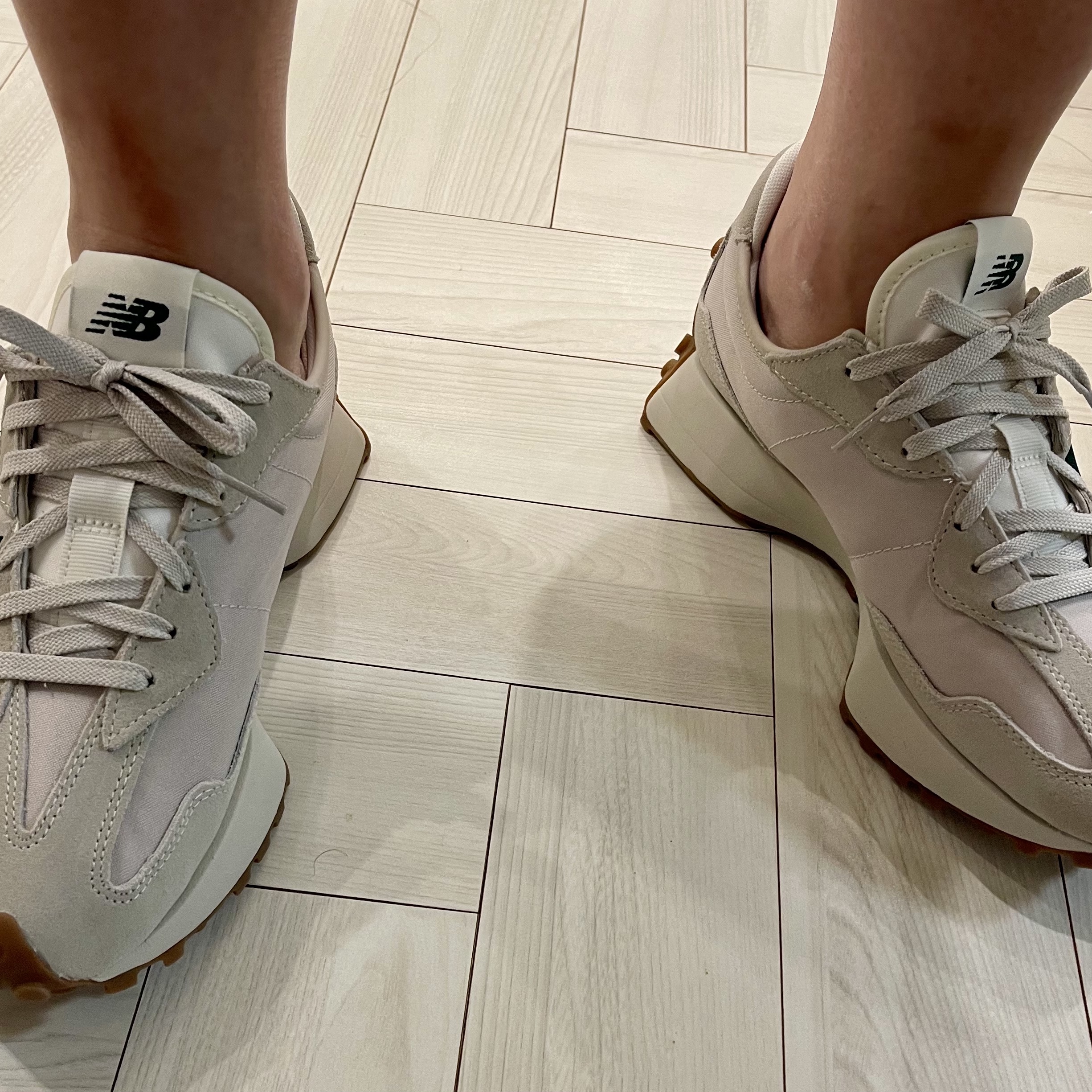 New Balance 327 Timberwolf 착용 스타일 - 2