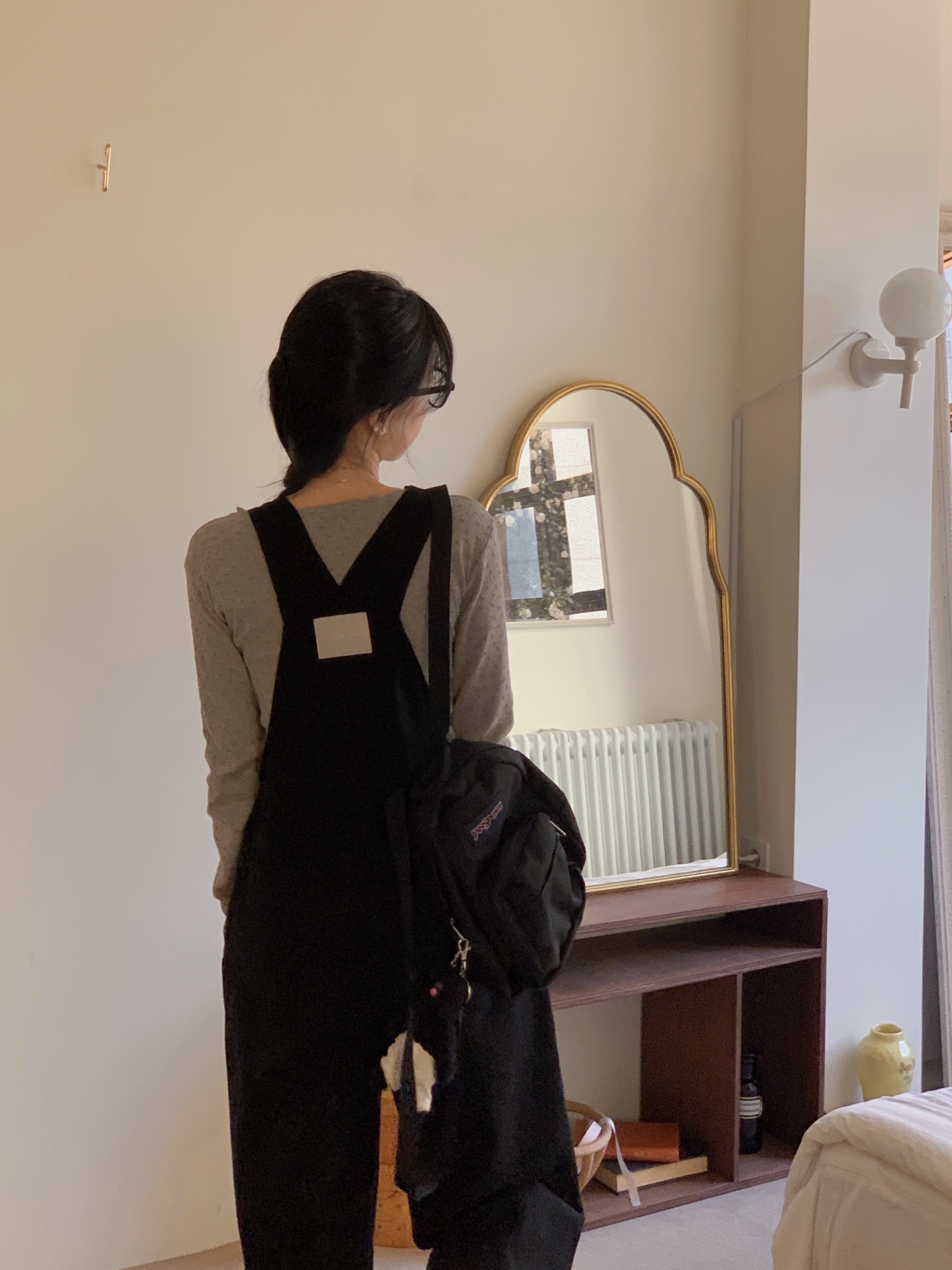 Jansport Half Pint Mini Backpack Black, Monamhee Beulpingi Keyring with White Pants Black 착용 스타일 - 5