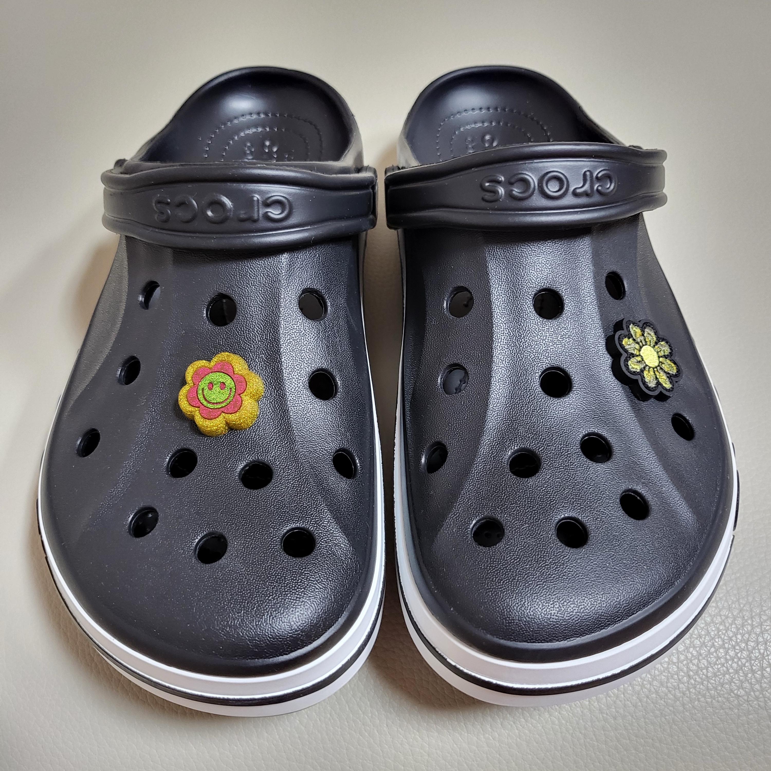 Crocs Bayaband Clog Black White 착용 스타일