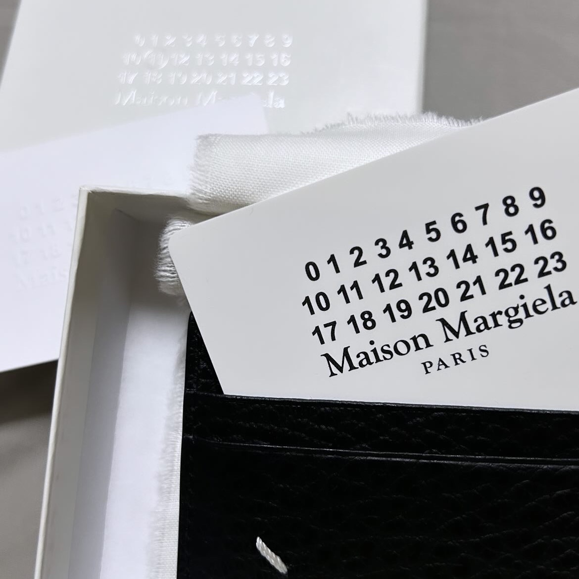 Maison Margiela Stitch Card Holder Black 착용 스타일