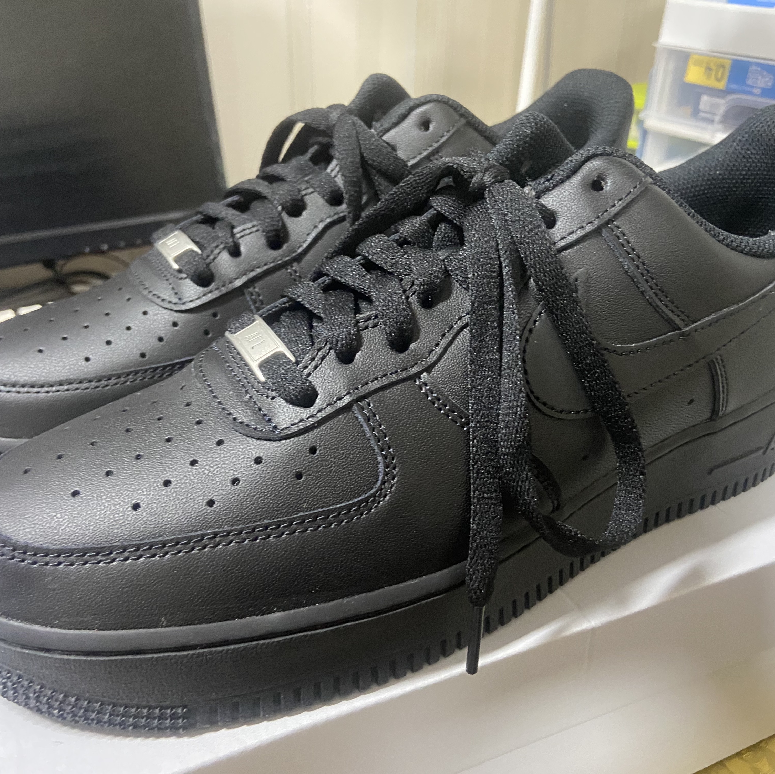 Nike Air Force 1 '07 Low Triple Black, Darkr8m Studio Basic Logo Varsity Jacket 착용 스타일 - 1