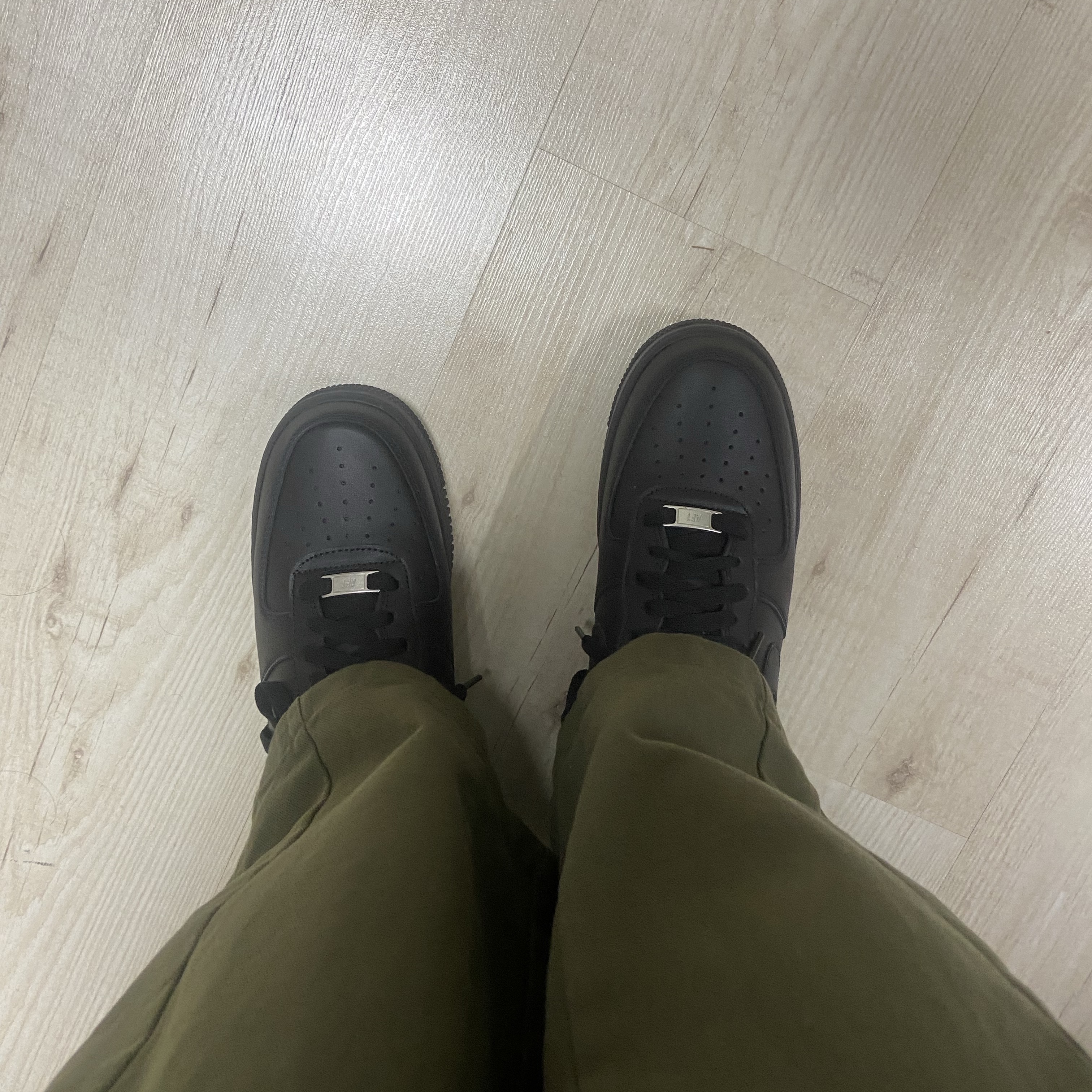 Nike Air Force 1 '07 Low Triple Black, Darkr8m Studio Basic Logo Varsity Jacket 착용 스타일 - 2