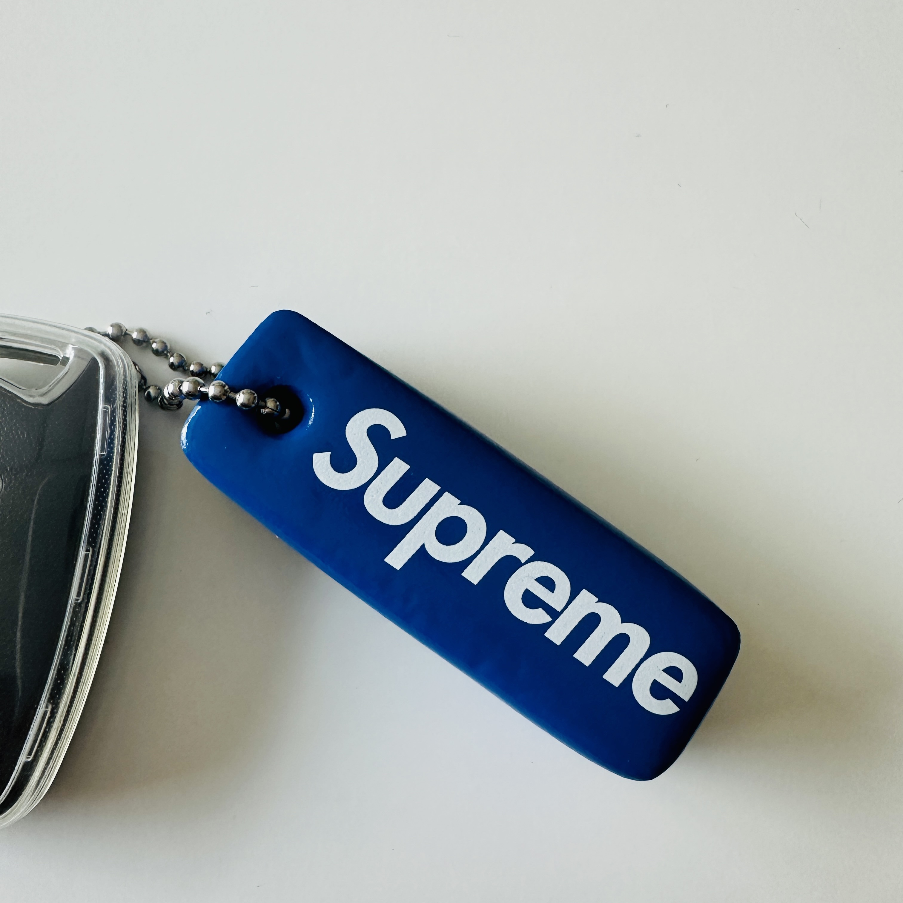 Supreme Floating Keychain Faded Blue - 23FW 착용 스타일