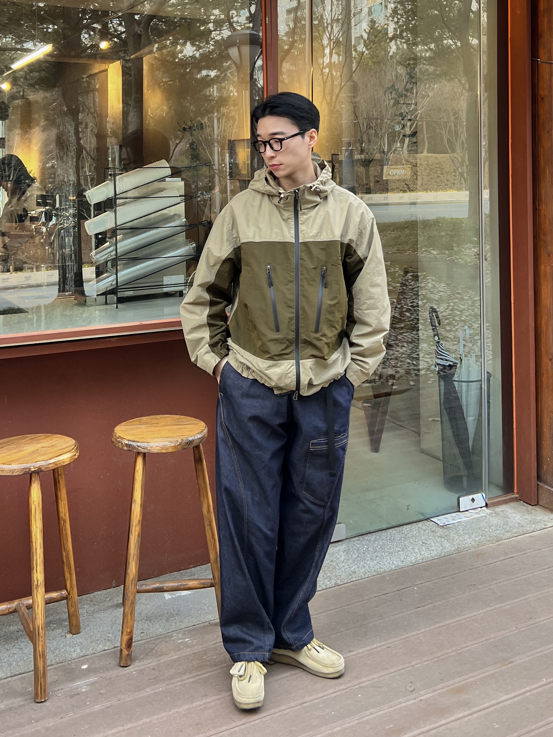 Clarks Wallabee Maple Suede 착용 스타일 - 3