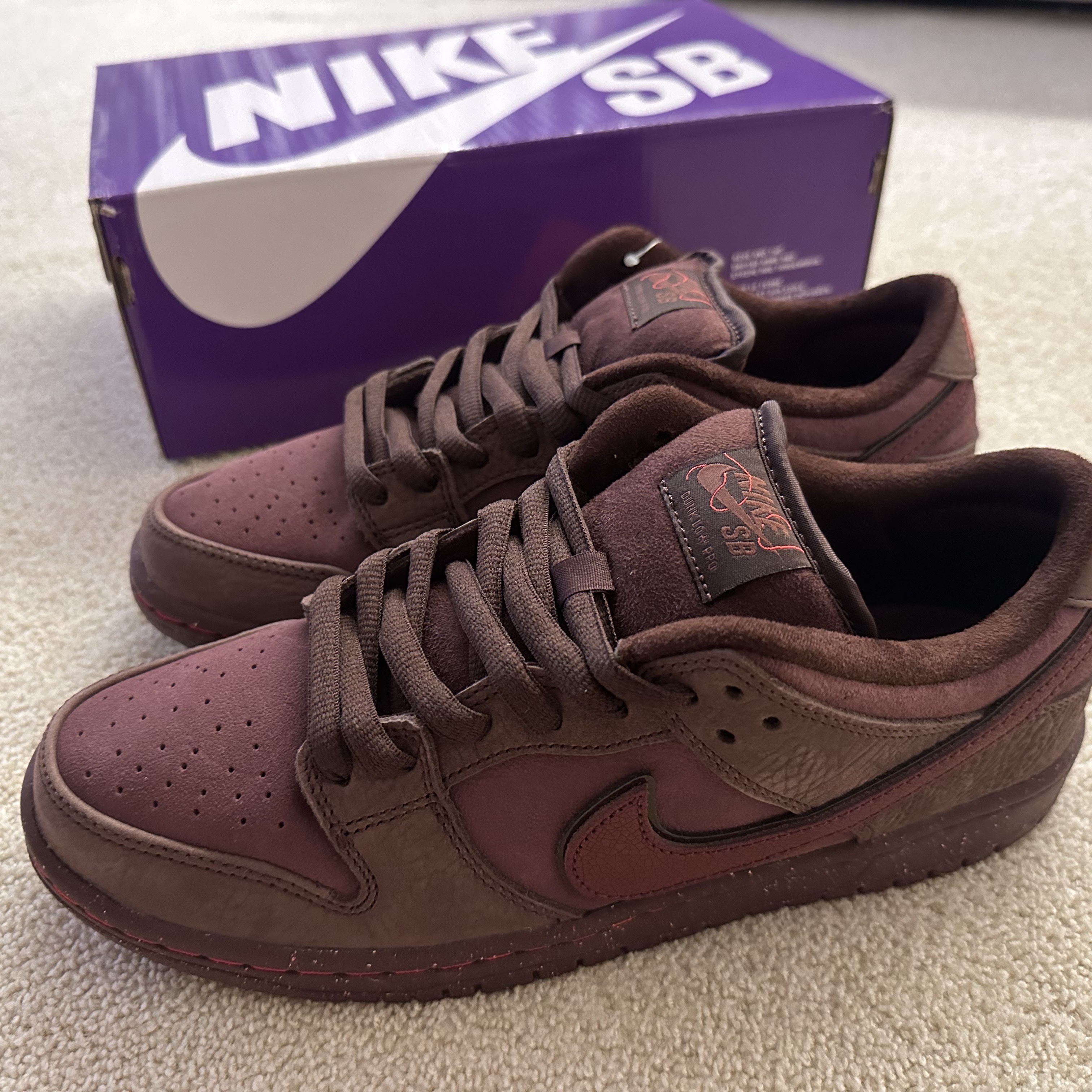 Nike SB Dunk Low PRM Burgundy Crush 착용 스타일