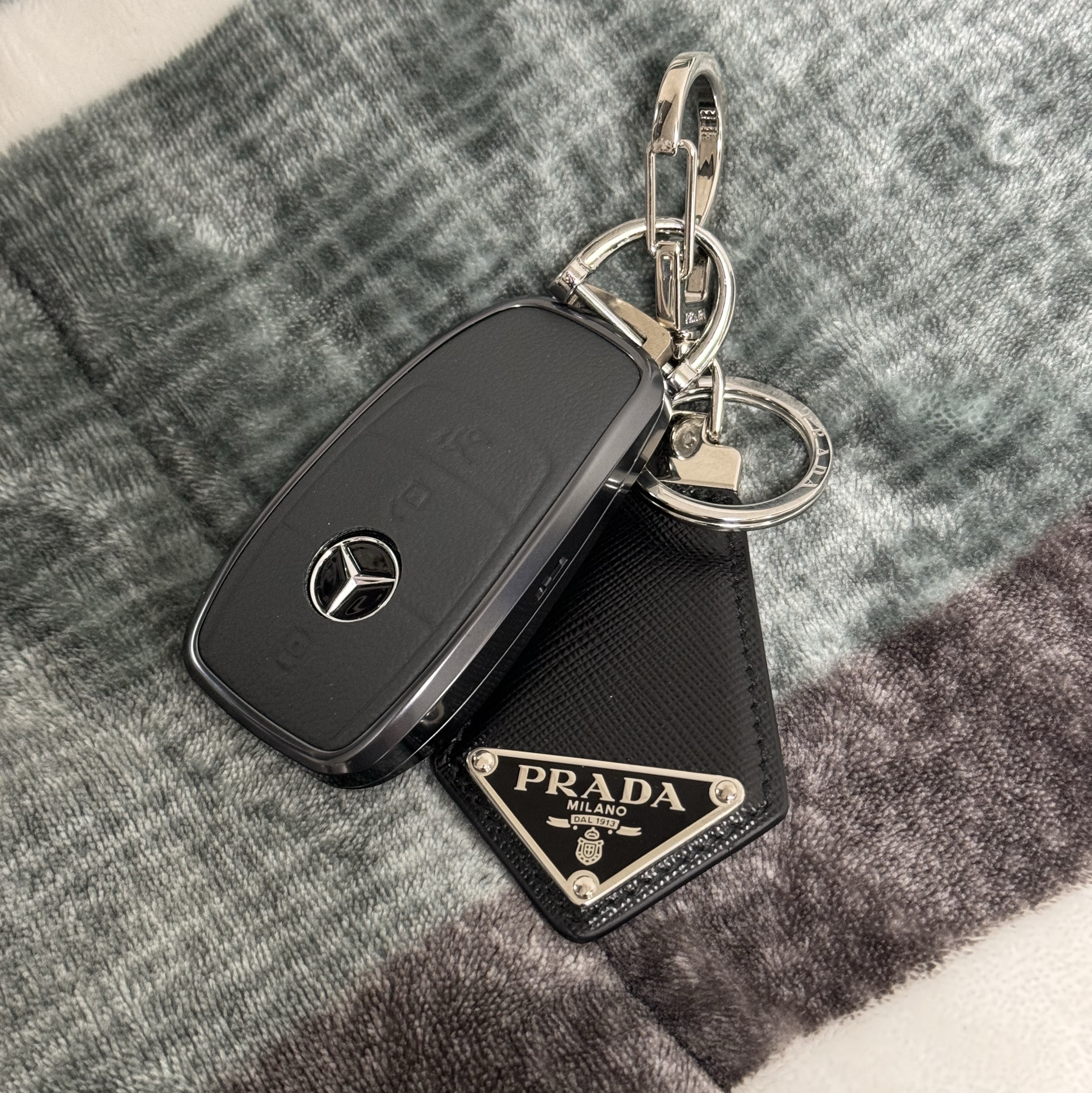 Prada Saffiano Leather Triangle Logo Keychain Black 착용 스타일