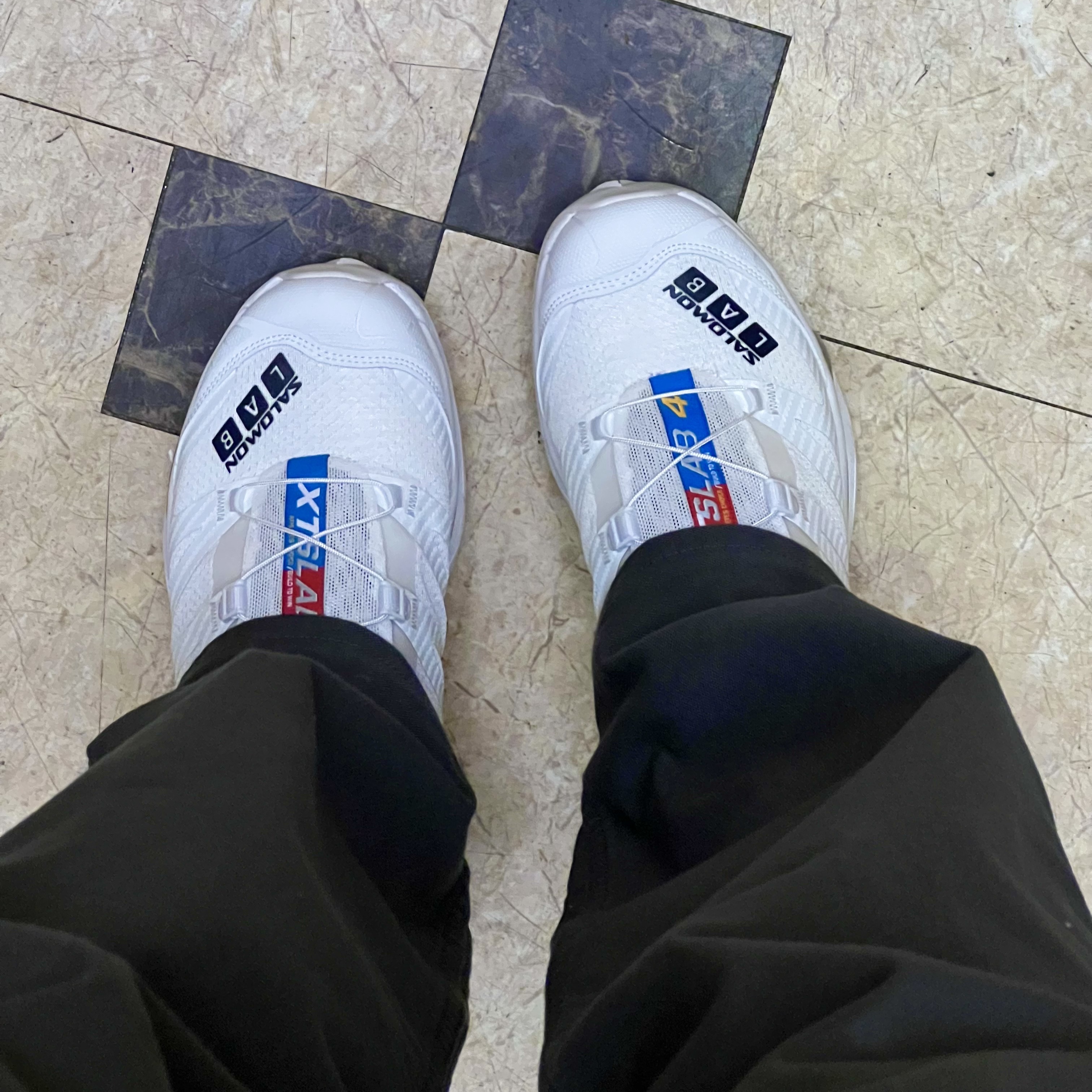 Salomon XT-4 White Lunar Rock 착용 스타일